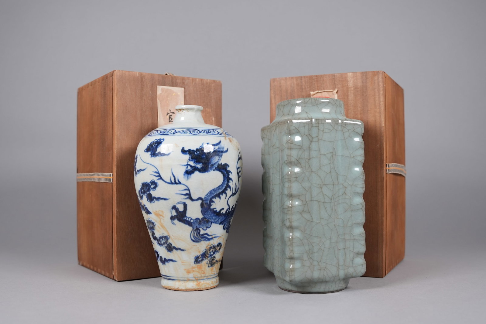 2 Chinese fine vase with wooden box (1 of 7)
