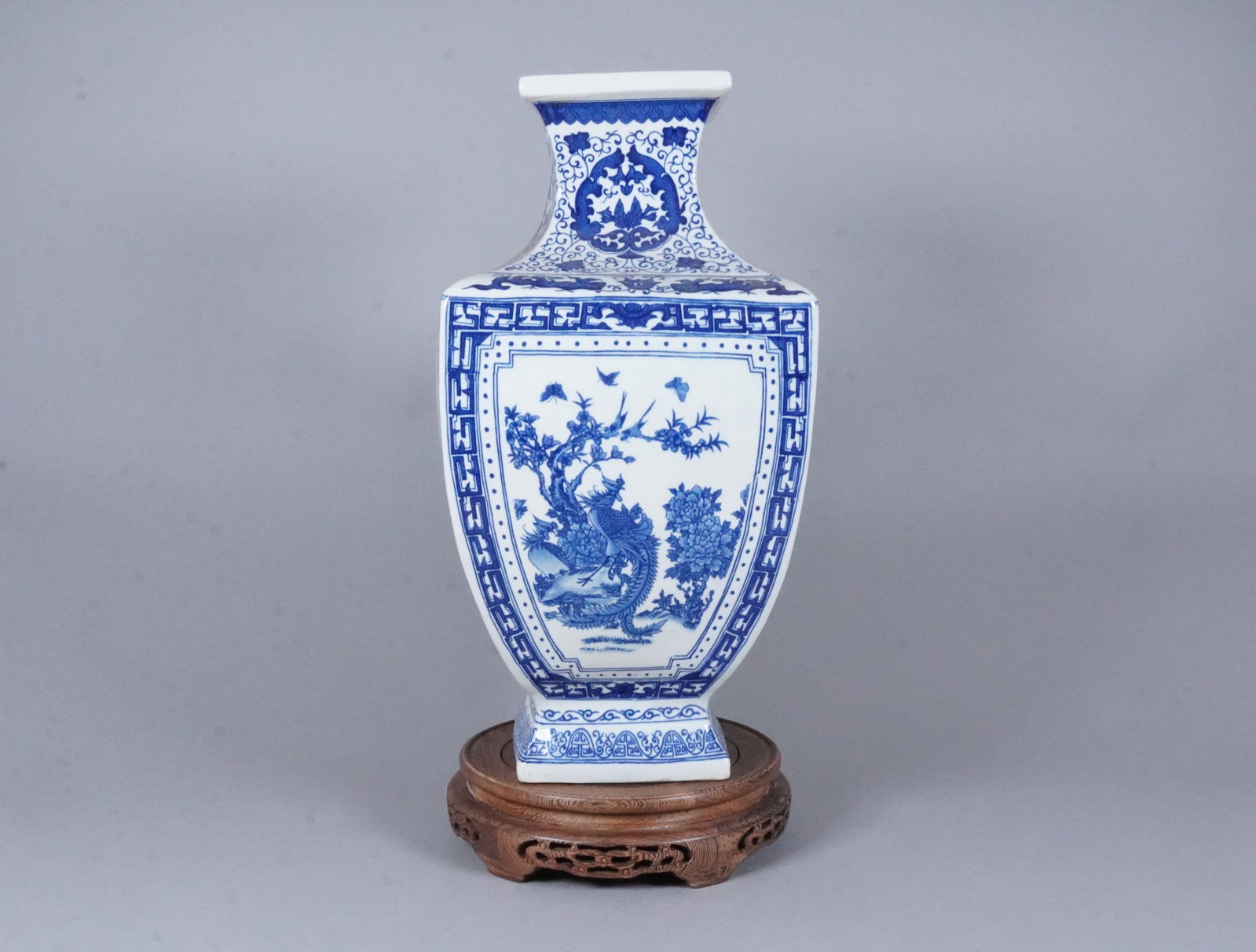 Chinese fine b/w vase (1 of 7)