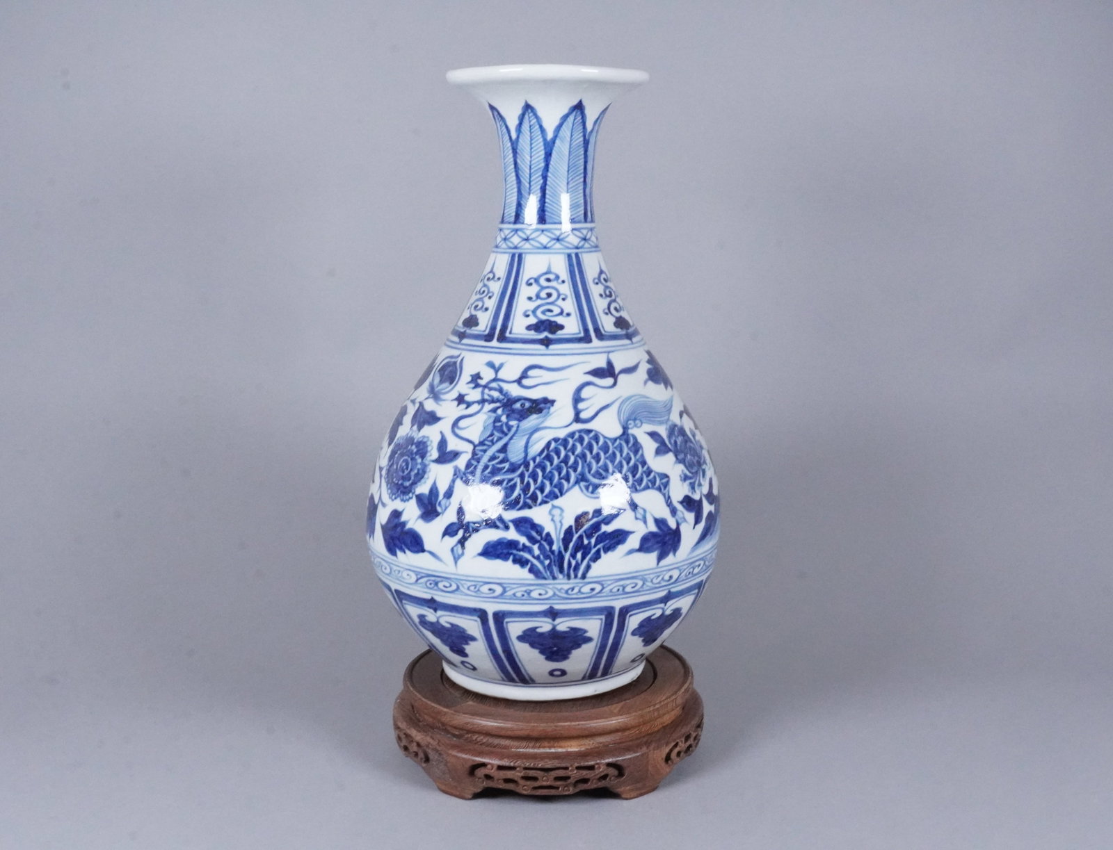Chinese tall b/w fine vase (1 of 7)