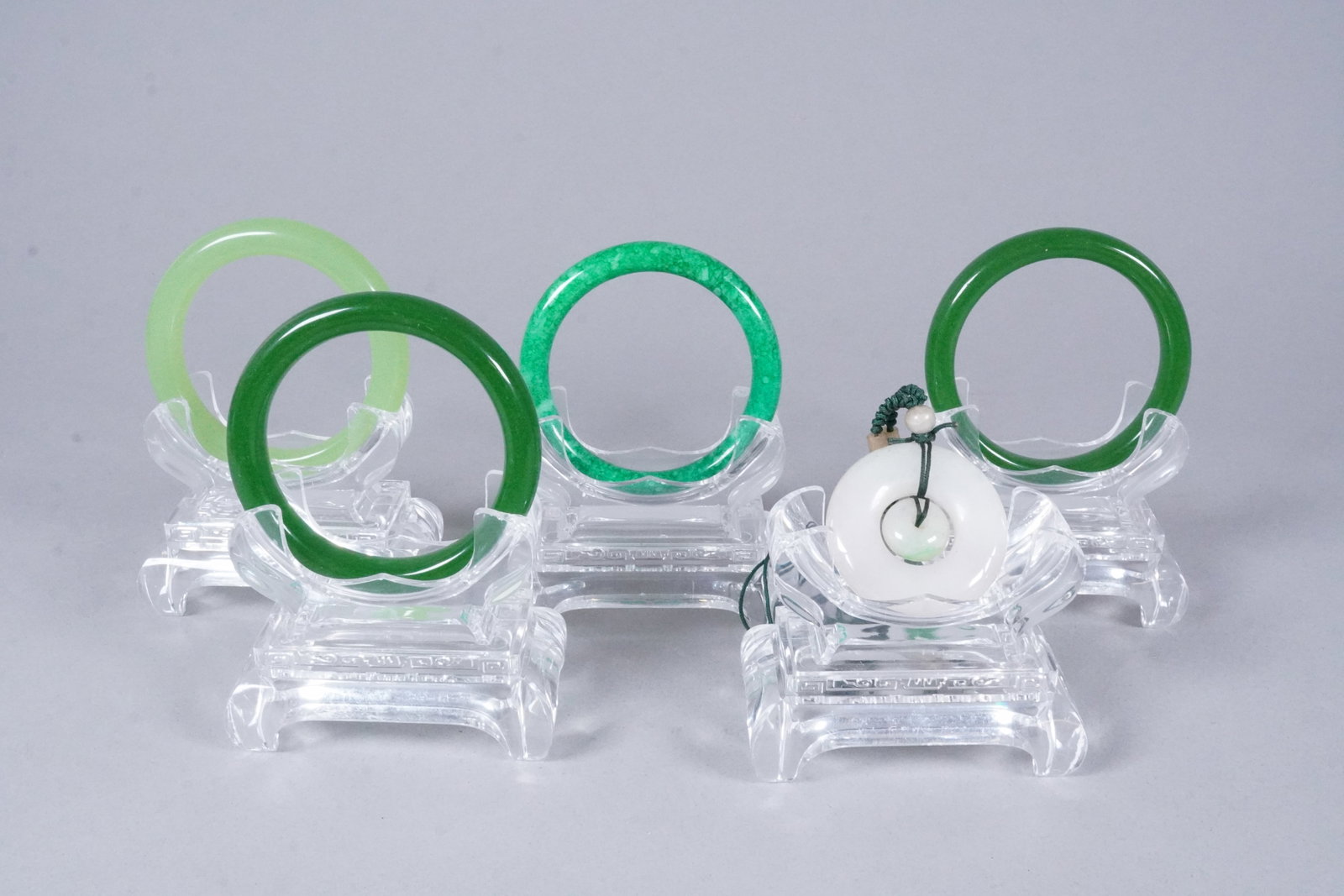 Lots Chinese apple green jewelry: Lots Chinese apple green jewelry items.
