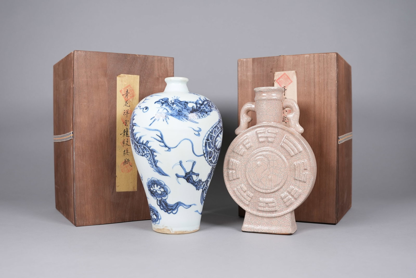 2 Chinese fine vase with wooden box: 2 Chinese fine vase with wooden box. Largest H: 10.3" x W: 6.5."