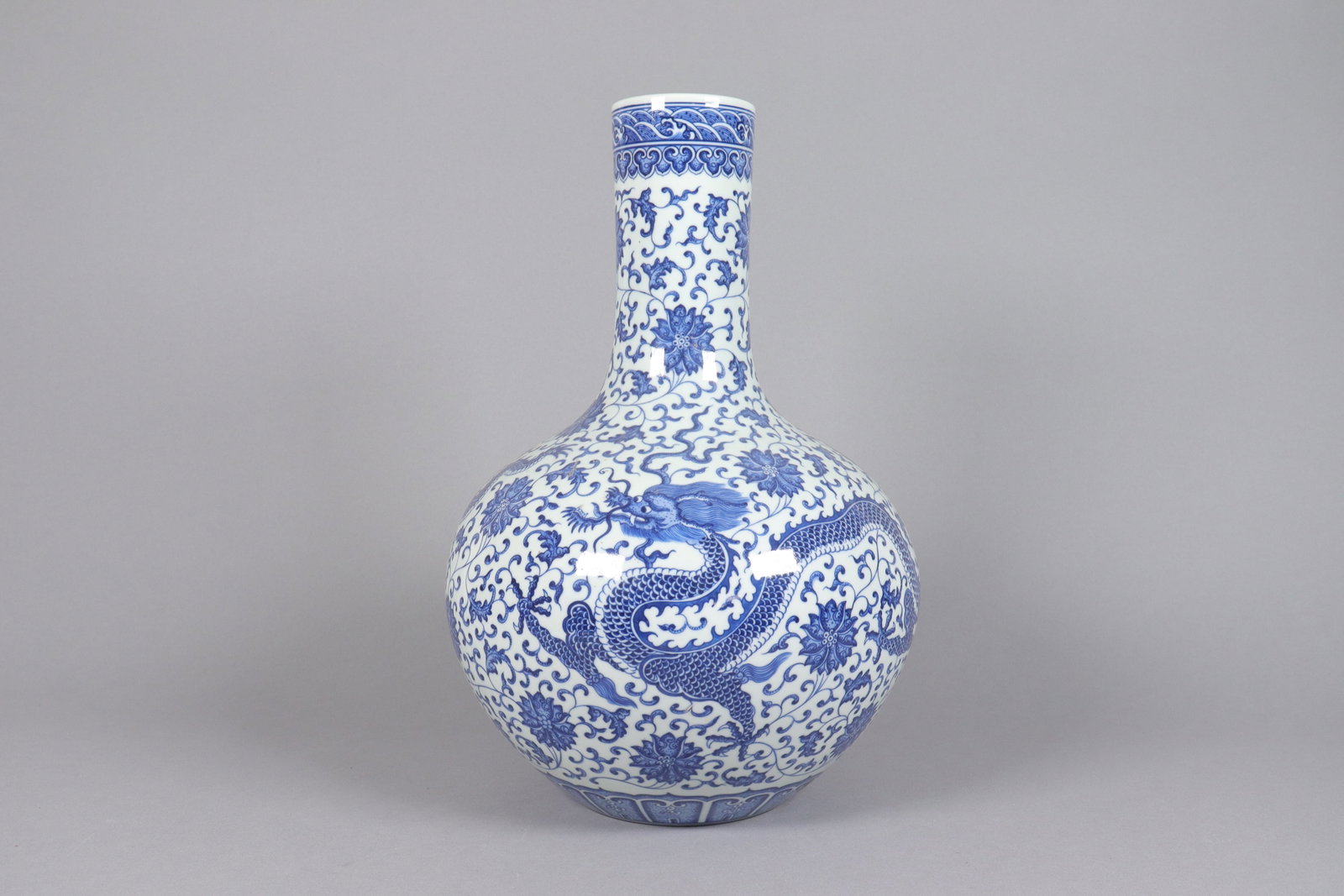 Chinese fine b/w dragon vase (1 of 6)
