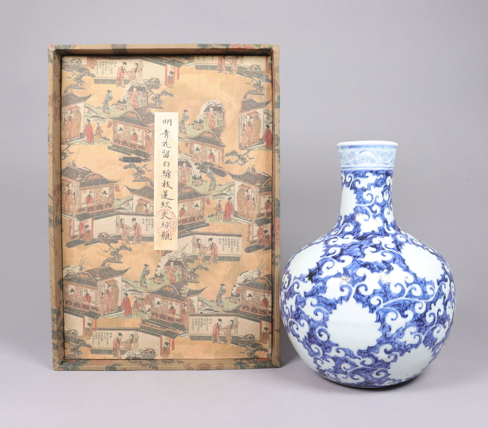 Chinese large fine b/w vase with silk box: Chinese fine large b/w vase with heavy silk box. H: 11" x W: 8."