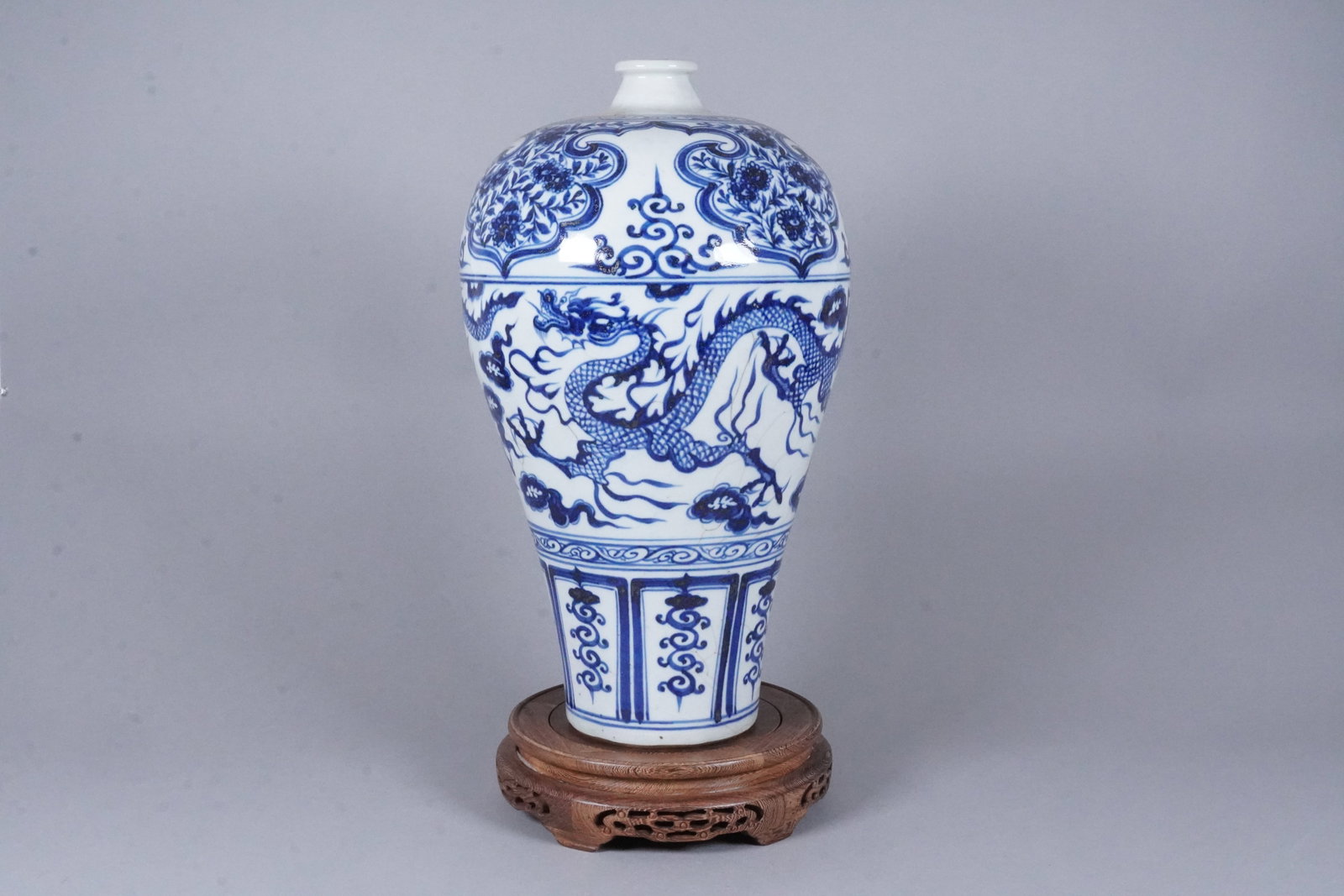 Chinese fine tall b/w dragon vase (1 of 7)