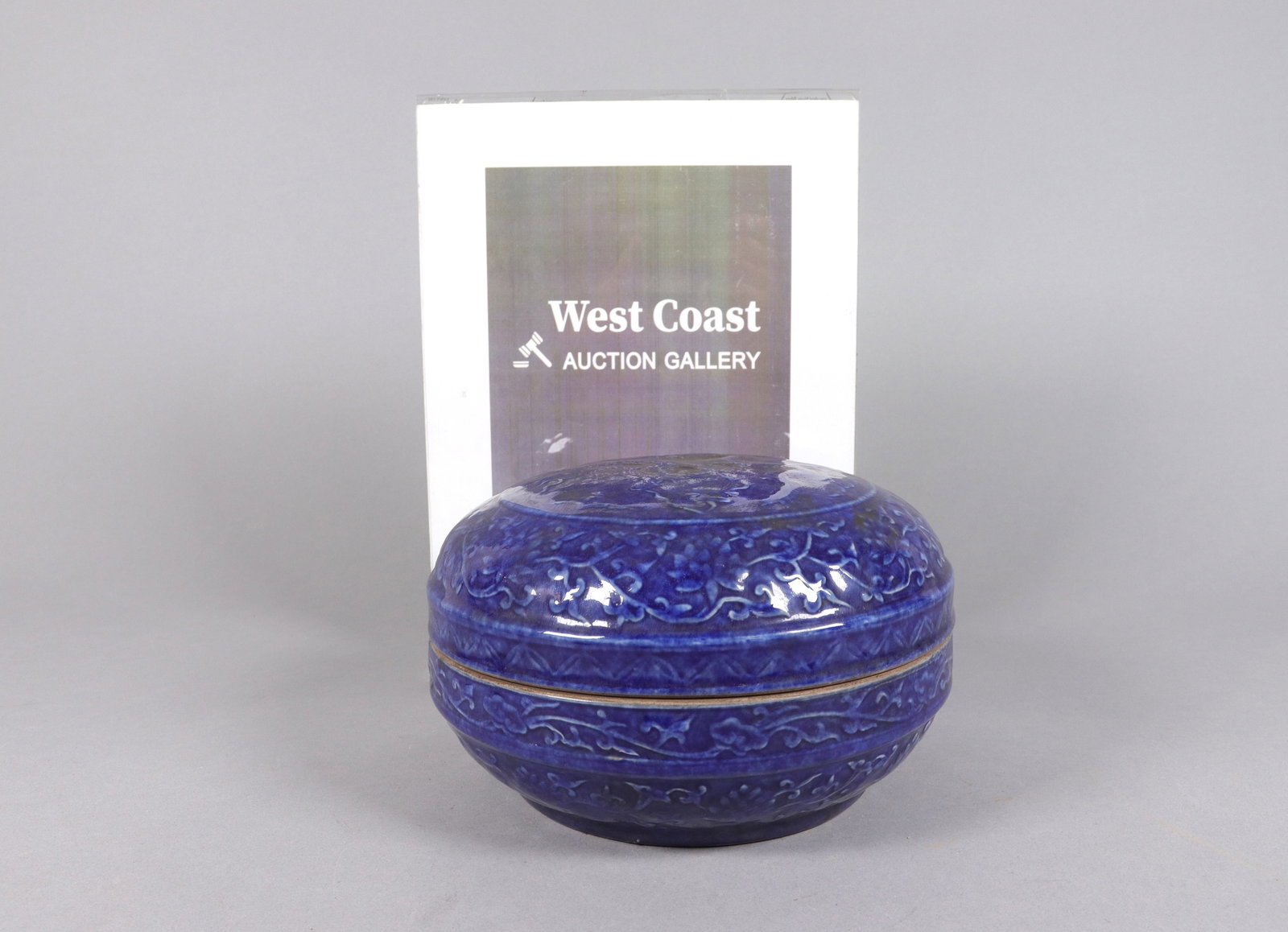Chinese fine round box - 2