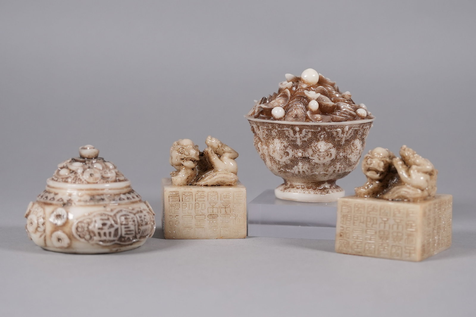 Lots Chinese fine carvings: Lots Chinese fine carvings.