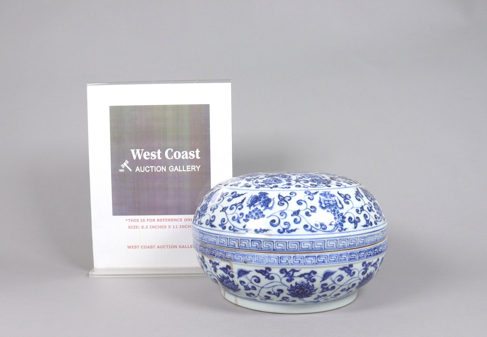 Chinese large b/w lidded box - 2