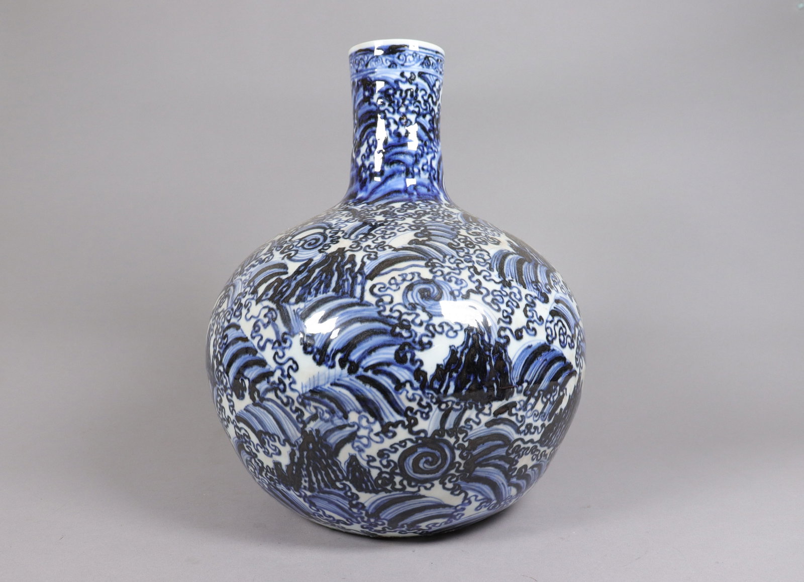 Chinese fine b/w vase (1 of 6)