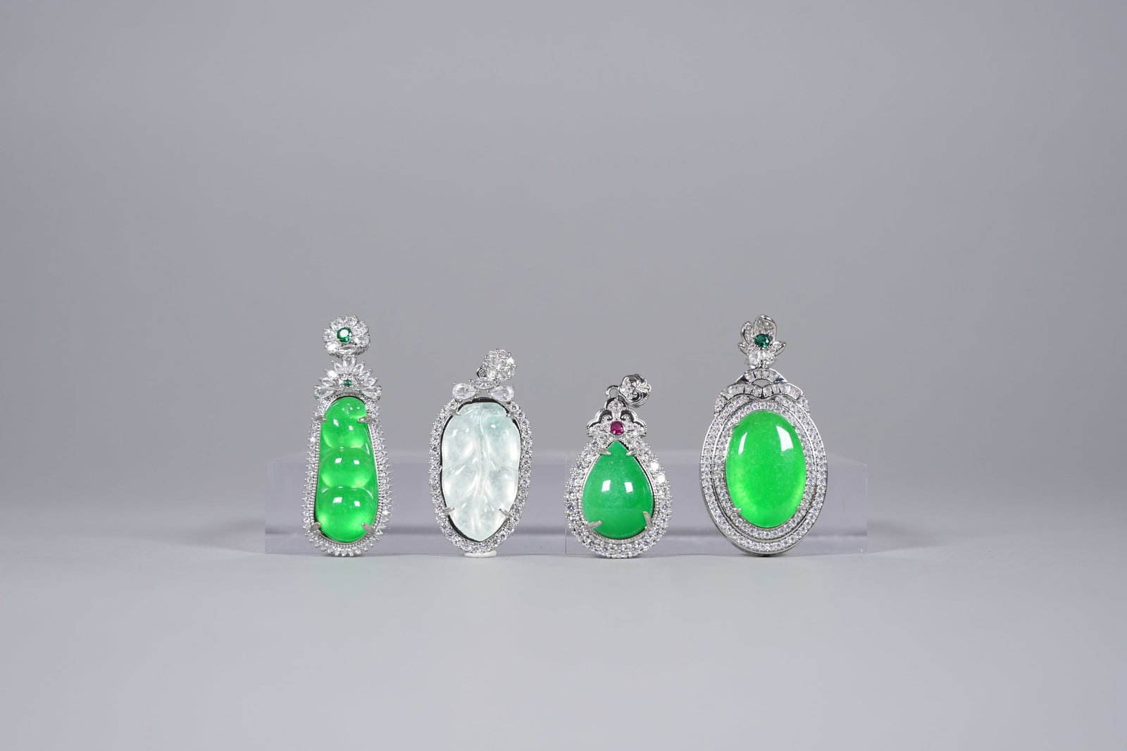 Lots Chinese apple green pendants: Lots Chinese apple green pendants.