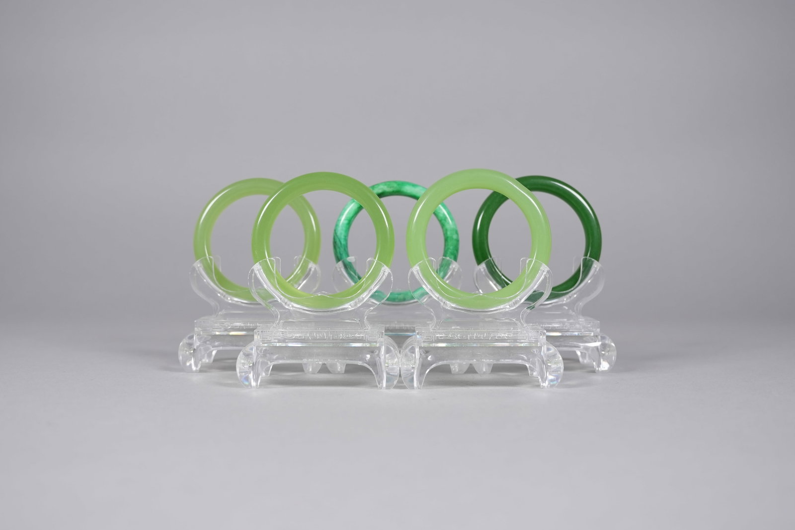 Lots Chinese fine bangles: Lots Chinese fine bangles.