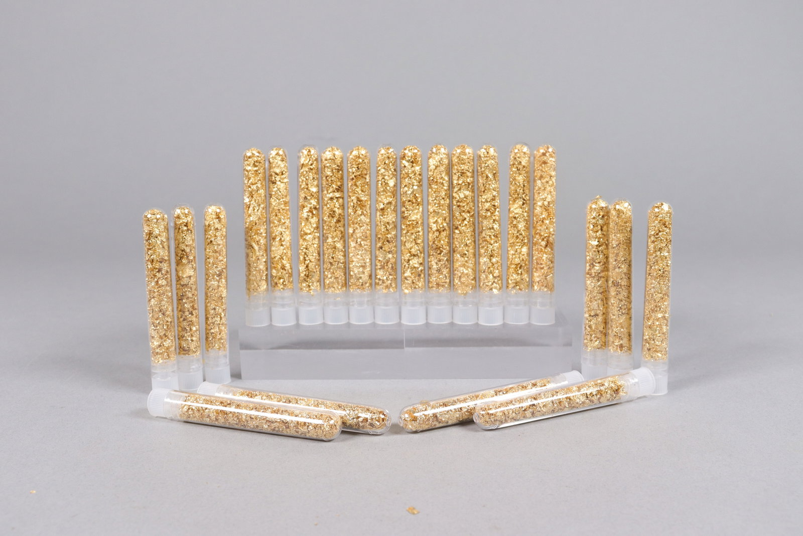 Lots gold flakes ungraded: Lots gold flakes ungraded, we do not guarantee its material, or content. All sales are final, no return.