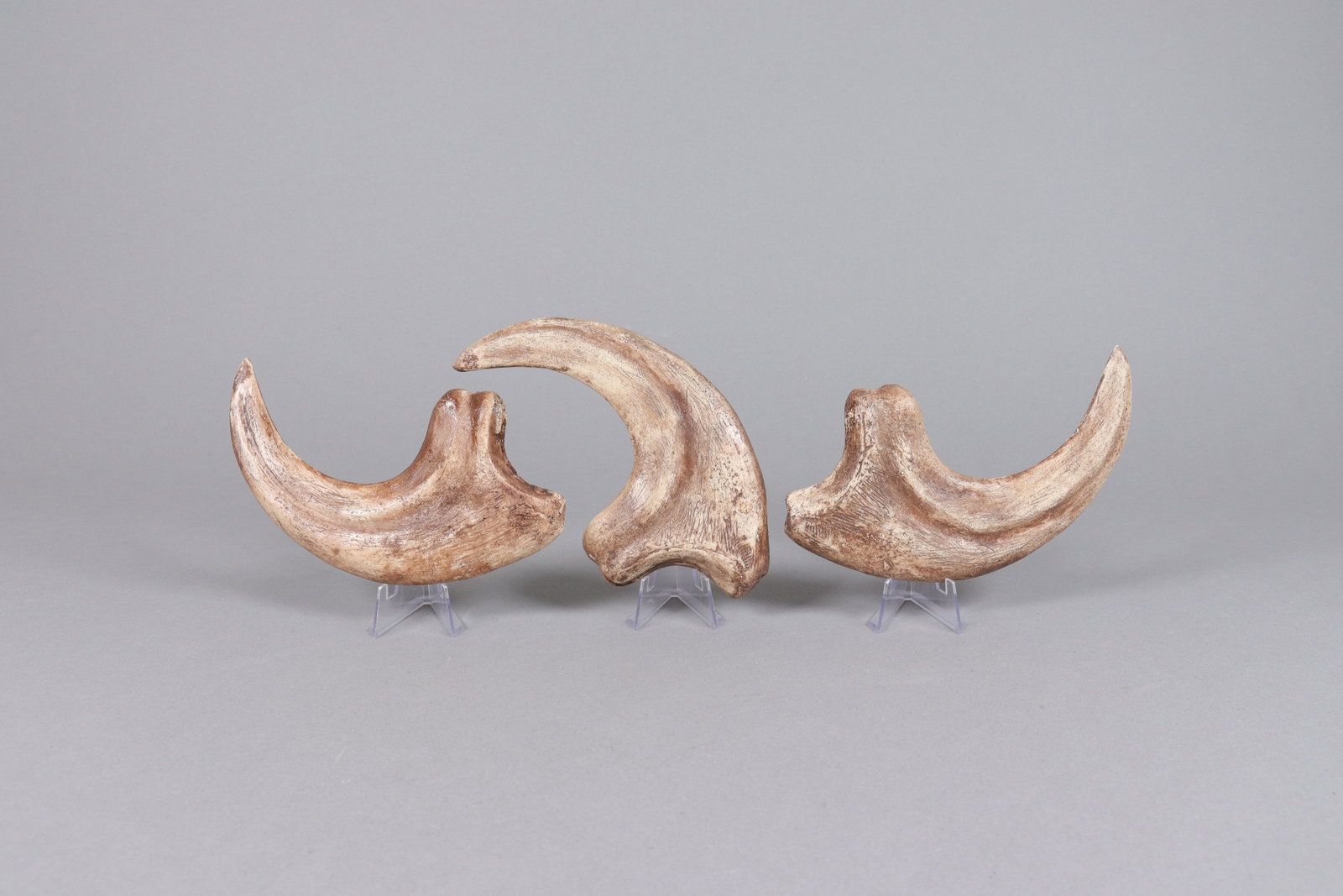 Lots estate carved items: Lots estate carved items. Ungraded, we do not guarantee its age and material. All sales are final, no return.