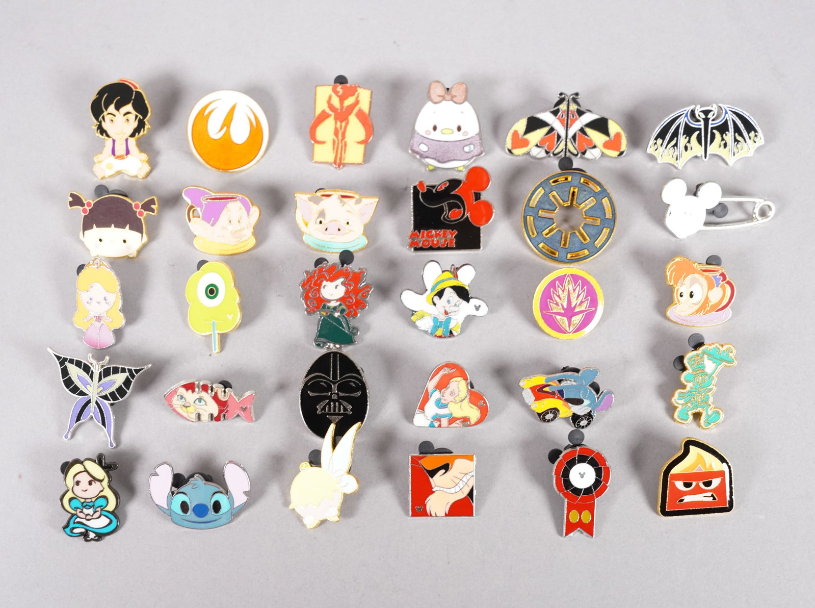 Lots Disney pins estate: Lots Disney pins, from an estate.