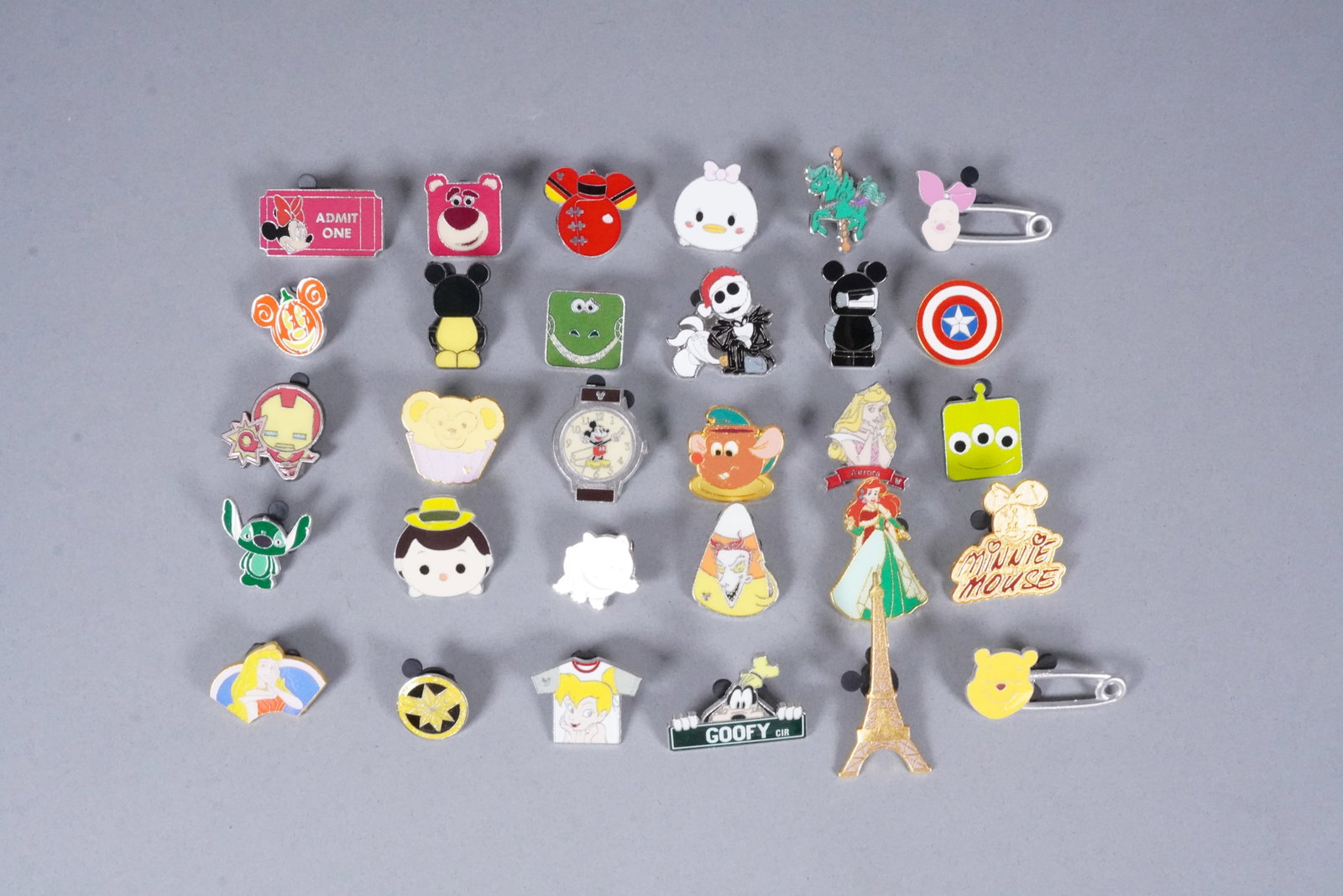 Lots Disney pins estate: Lots Disney pins, from an estate.