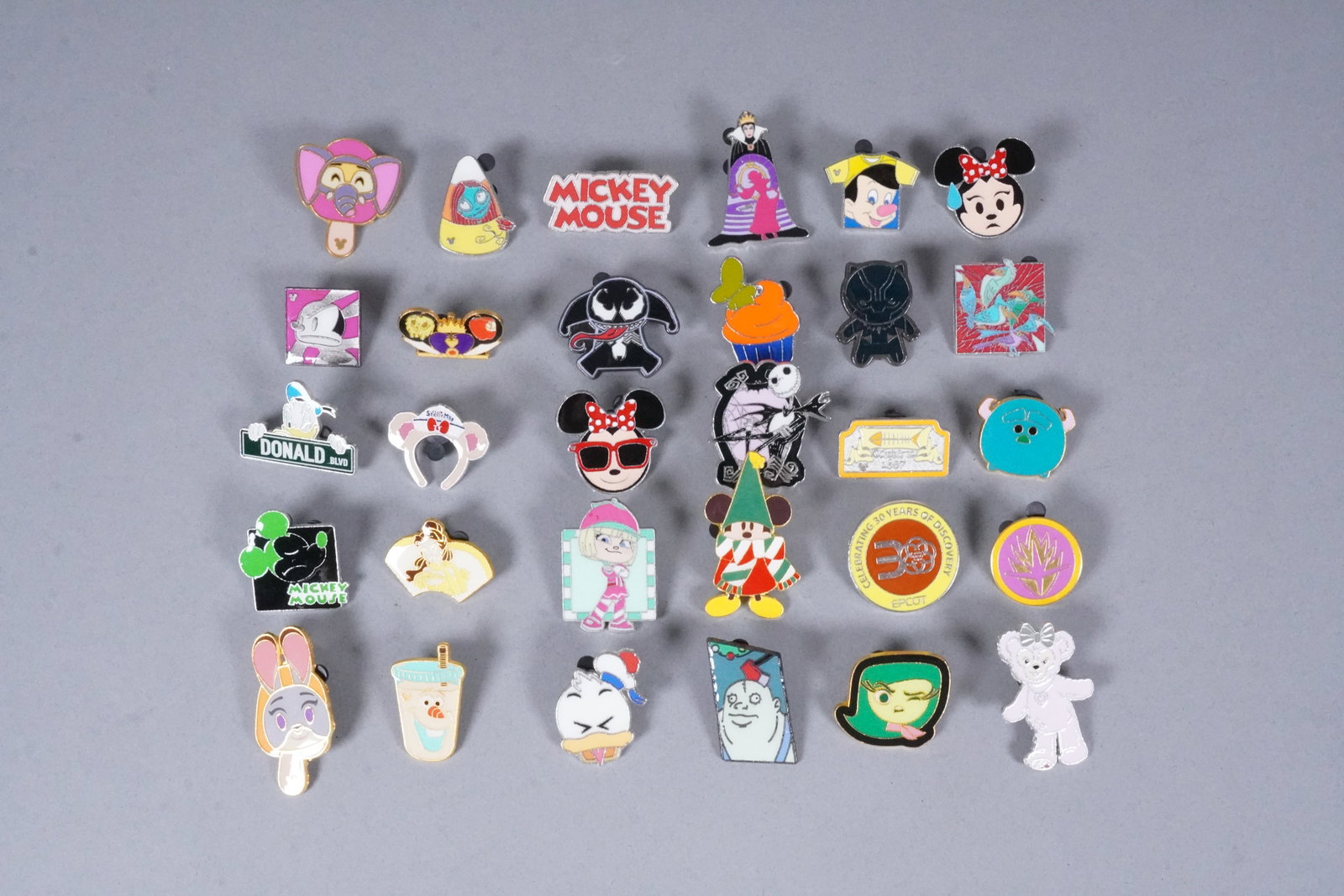 Lots Disney pins estate: Lots Disney pins, from an estate.