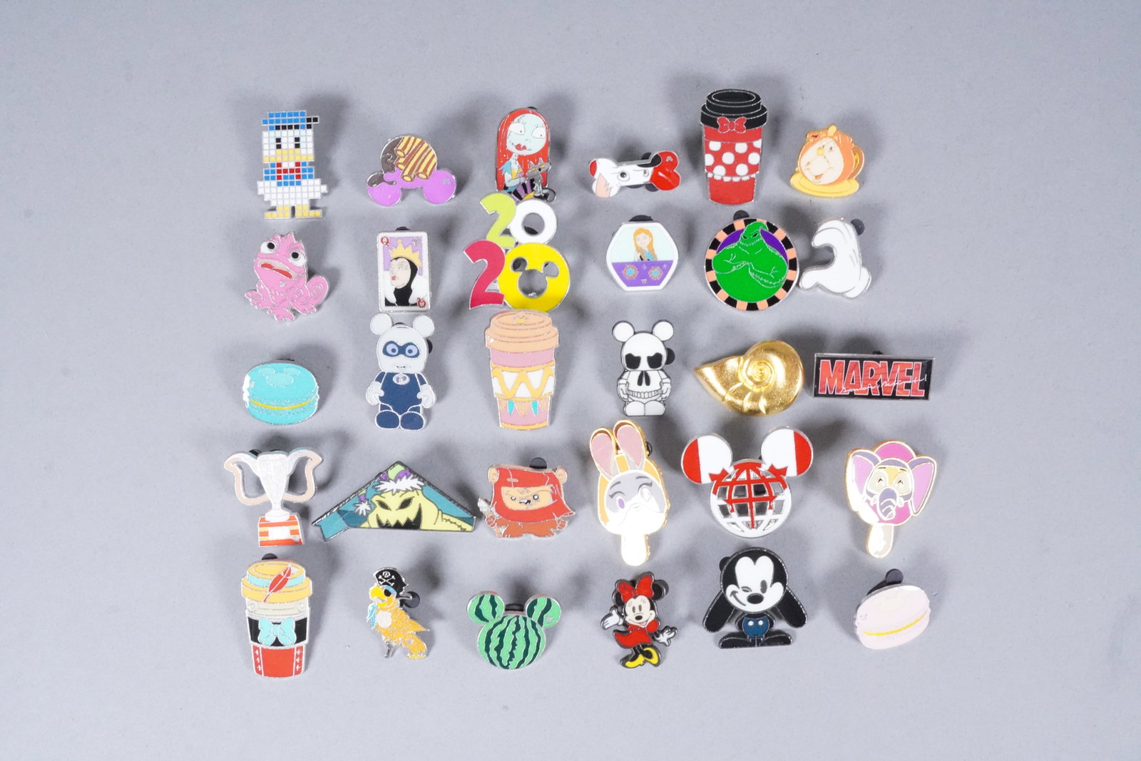 Lots Disney pins estate: Lots Disney pins, from an estate.