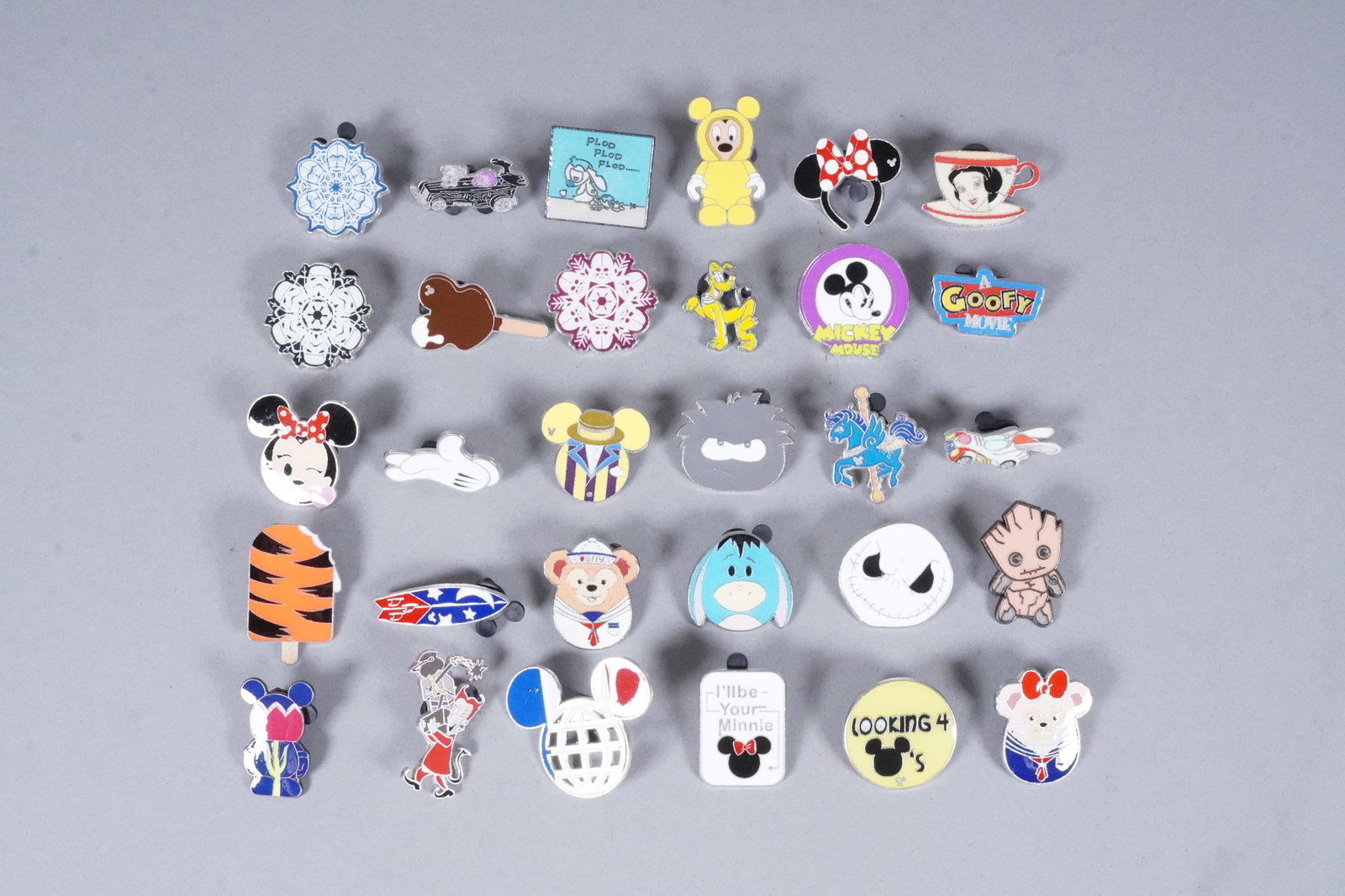 Lots Disney pins estate: Lots Disney pins, from an estate.