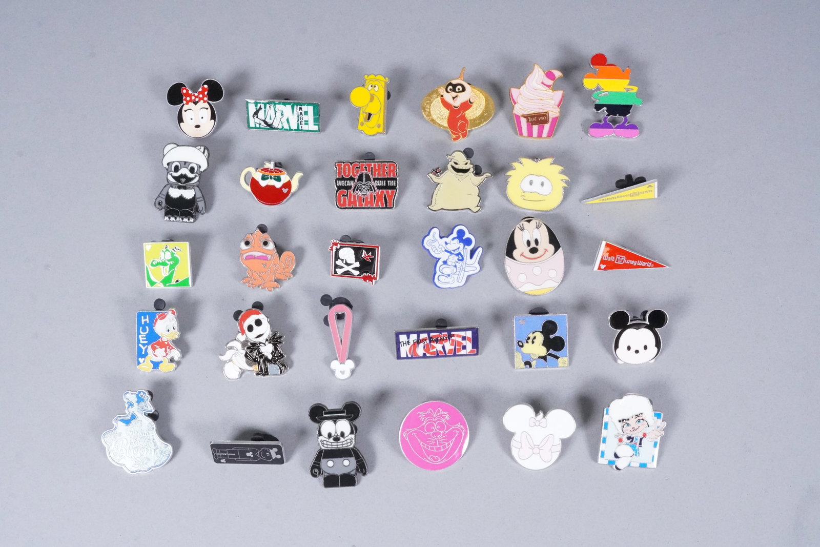 Lots Disney pins estate: Lots Disney pins, from an estate.