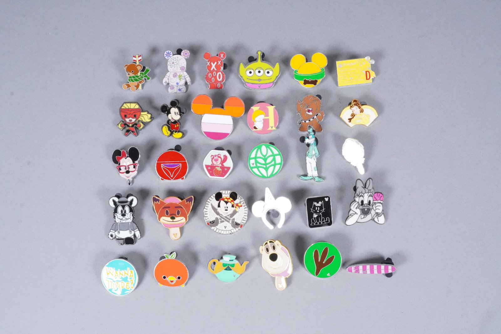 Lots Disney pins estate: Lots Disney pins, from an estate.