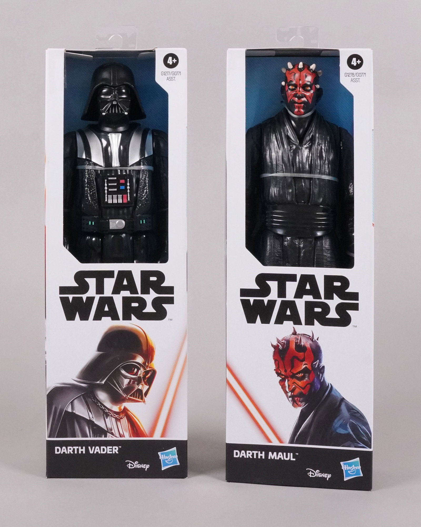 2 large Star Wars figure in box: 2 large Star Wars figure in original box.