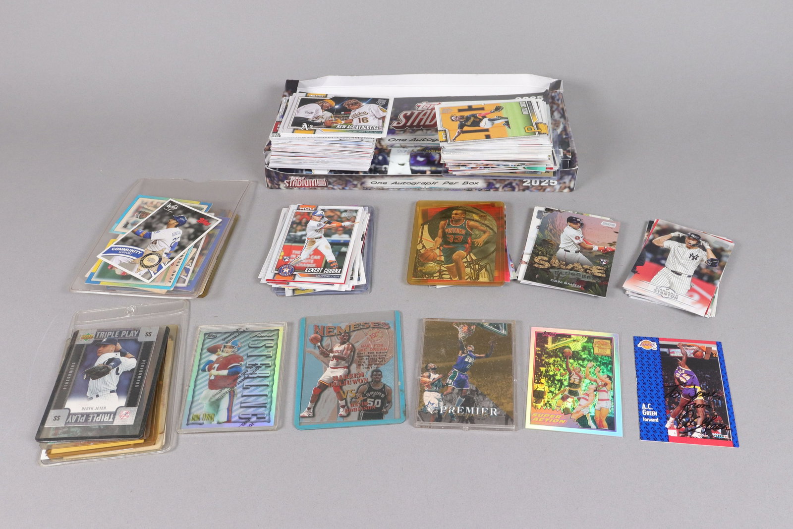 Lots vintage sports card: Lots vintage sports card.