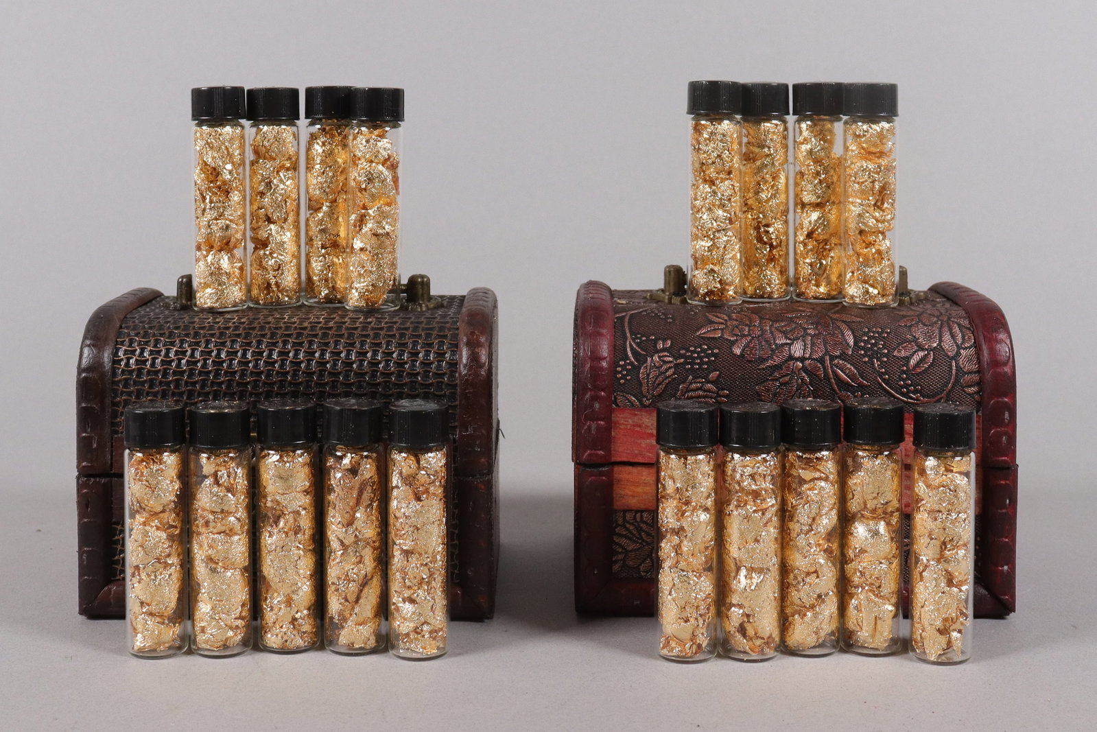 Lots gold flakes ungraded: Lots gold flakes ungraded. Condition selling it as is. No return. We do not guarantee its material, or age.