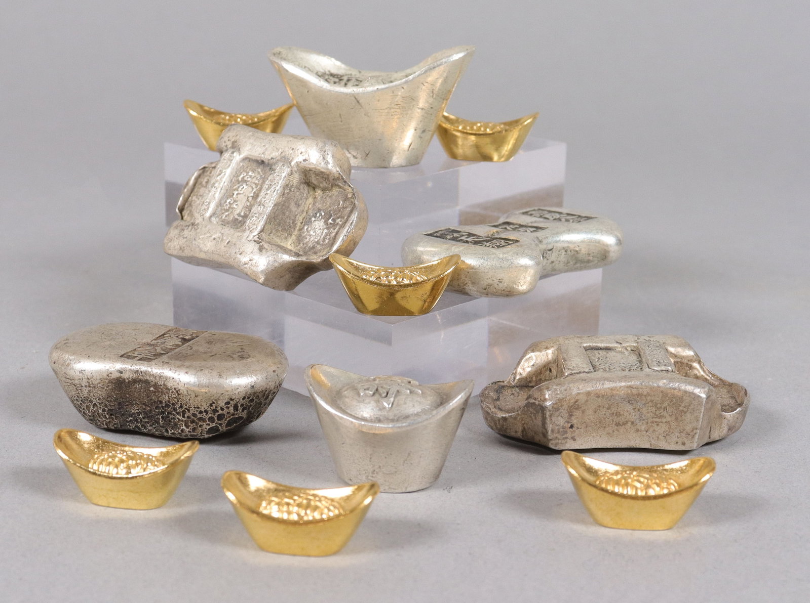 Lots ingots ungraded: Lots ingots ungraded. We do not guarantee its material, engraving, caving, markings or age. All sales are final, no return. Please contact us before bidding if you have any question.