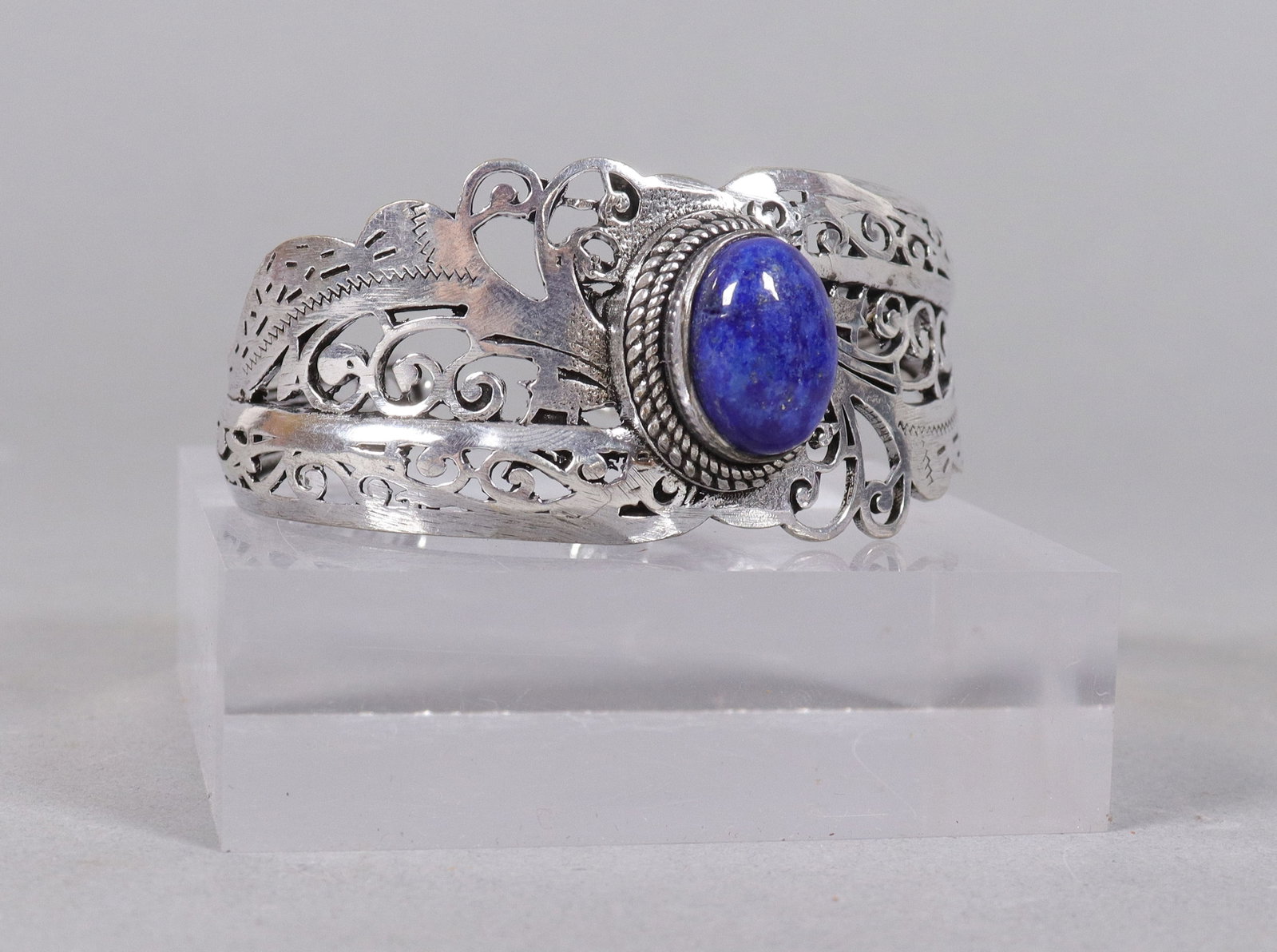 Estate fine vintage bracelet: Estate fine vintage bracelet, all sales are final, no return.