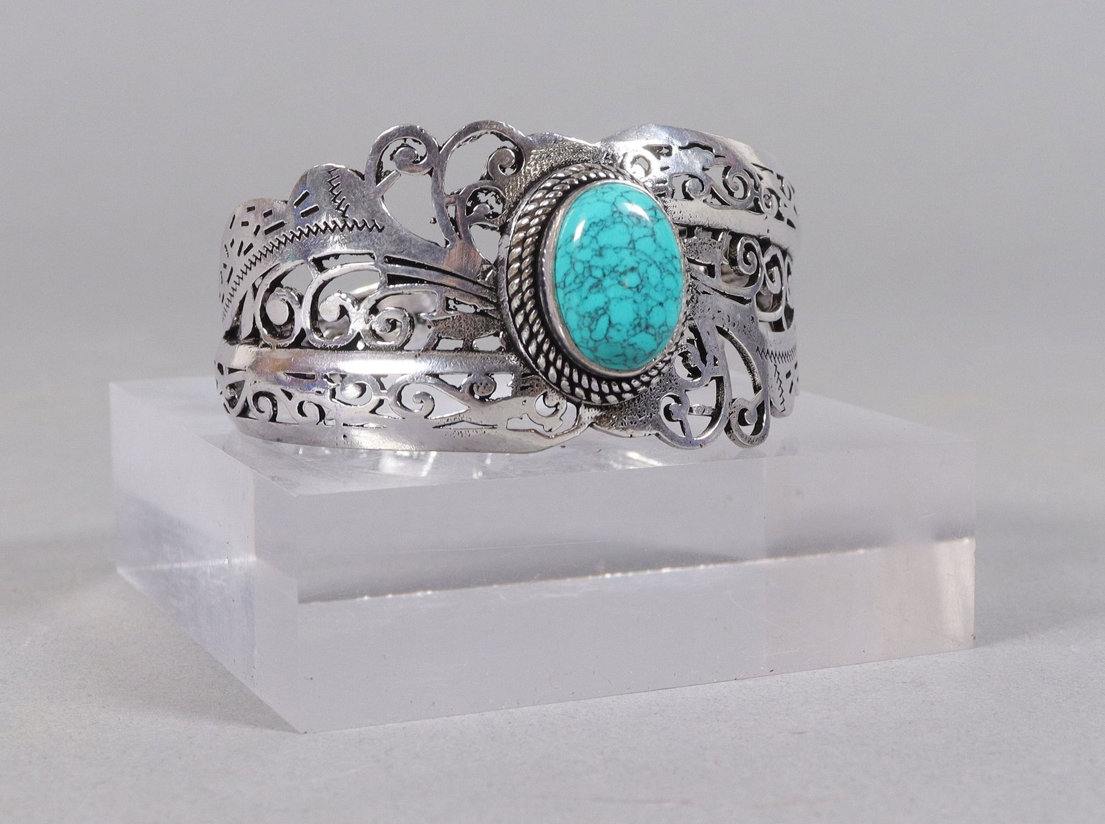Estate fine vintage bracelet: Estate fine vintage bracelet, all sales are final, no return.