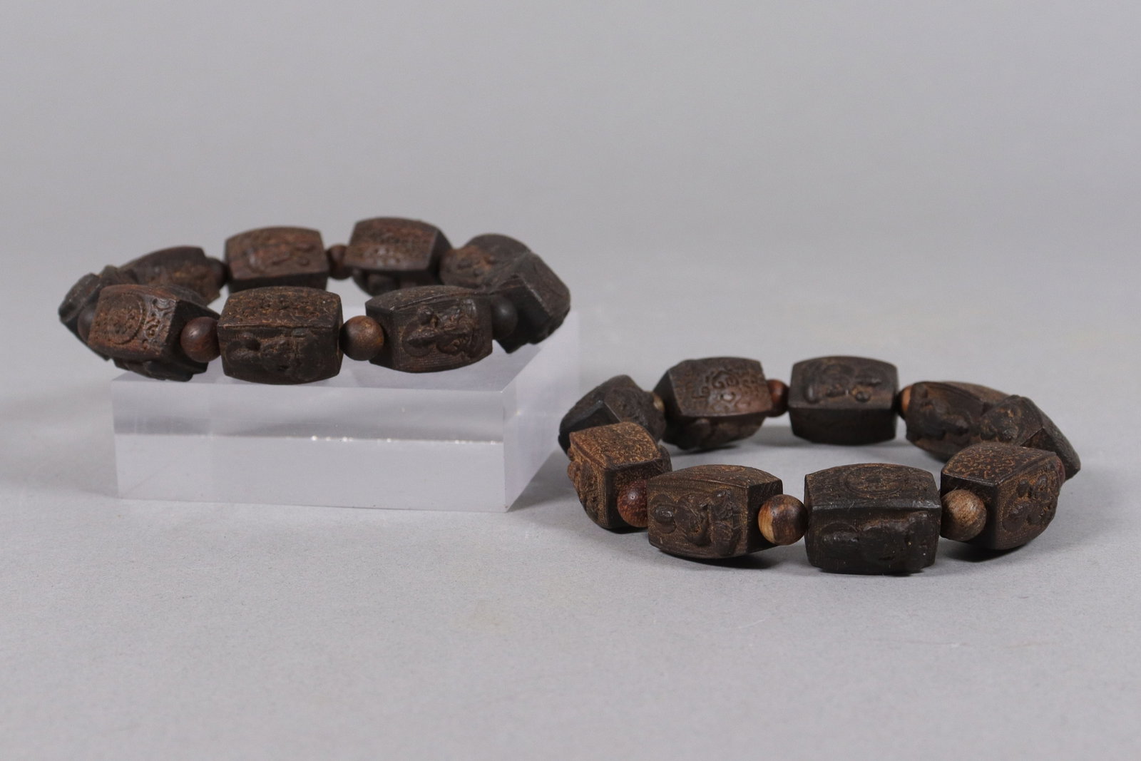 Lots fine carved bracelets: Lots fine carved bracelets.