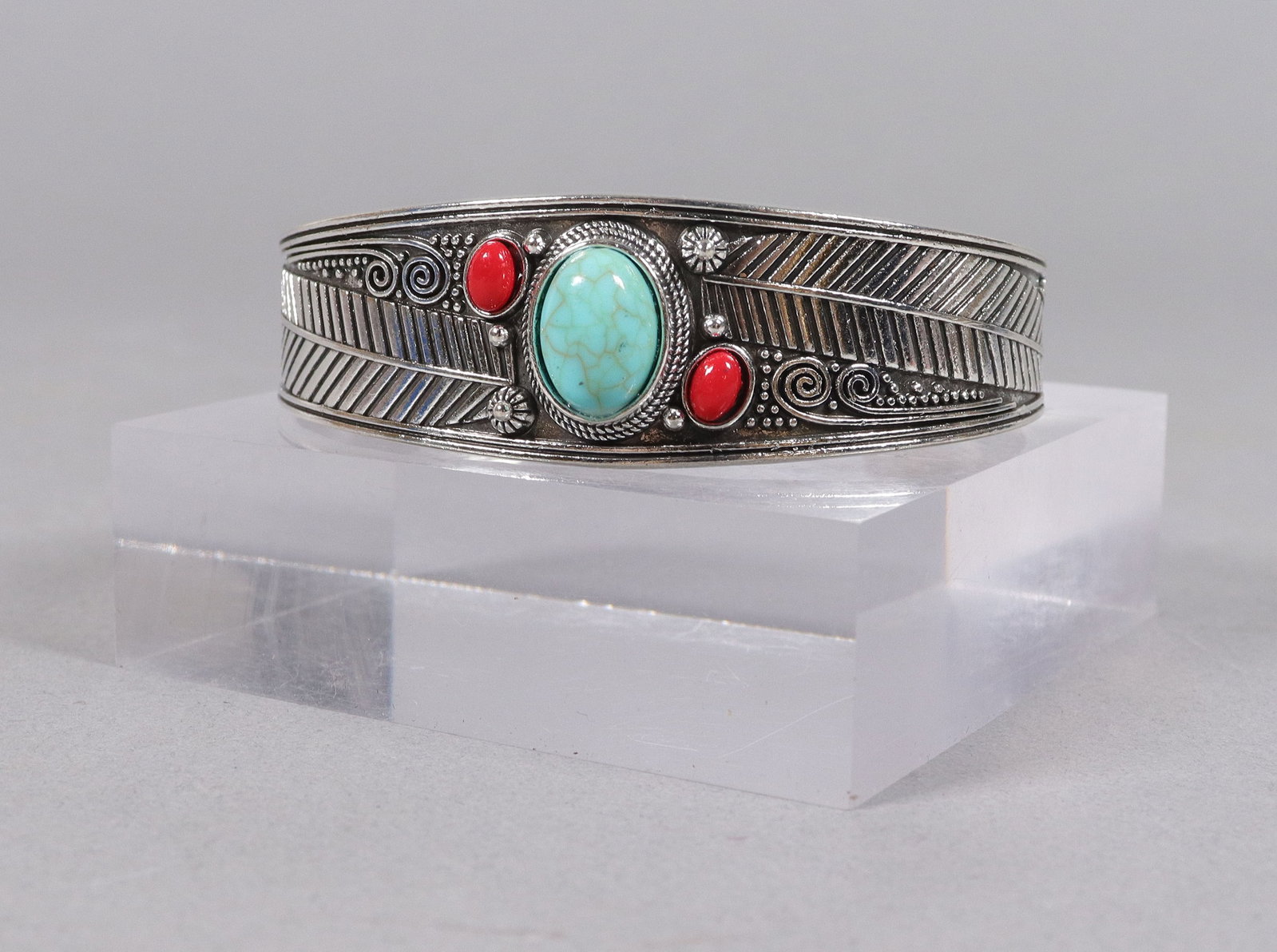 Estate fine vintage bracelet: Estate fine vintage bracelet.