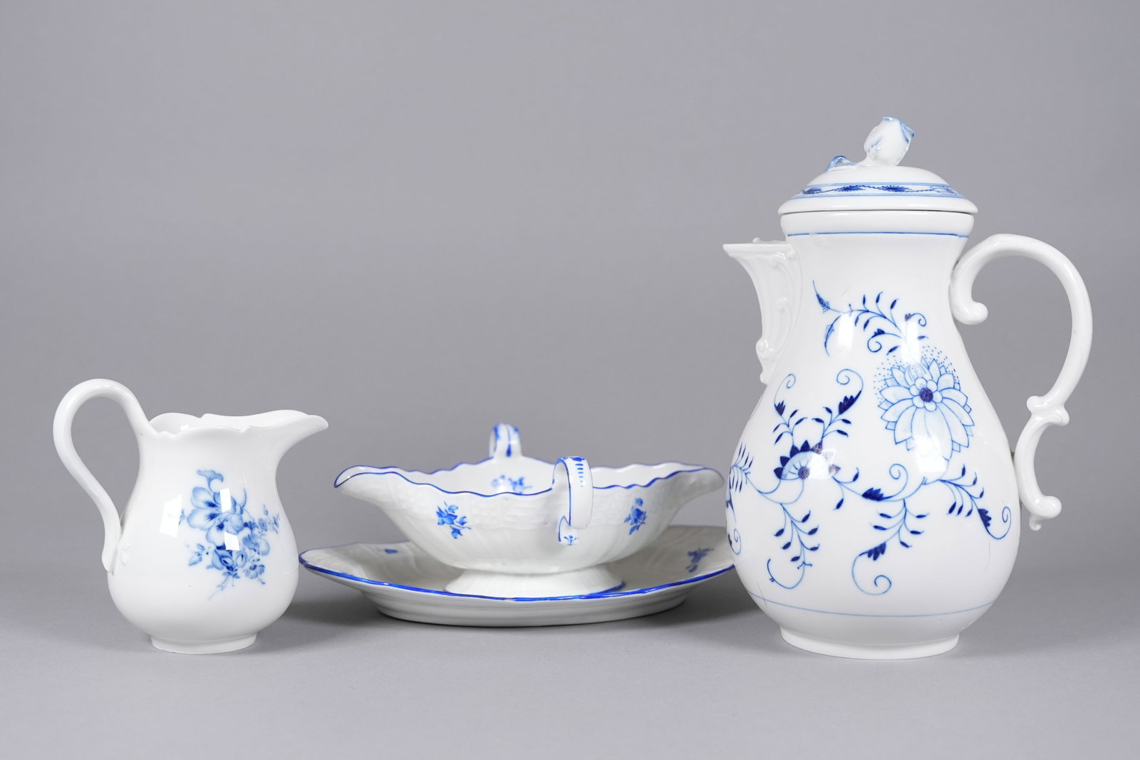 Lots vintage Meissen porcelains: Lots vintage Meissen porcelains, largest H: 10.5" x W: 7.2."