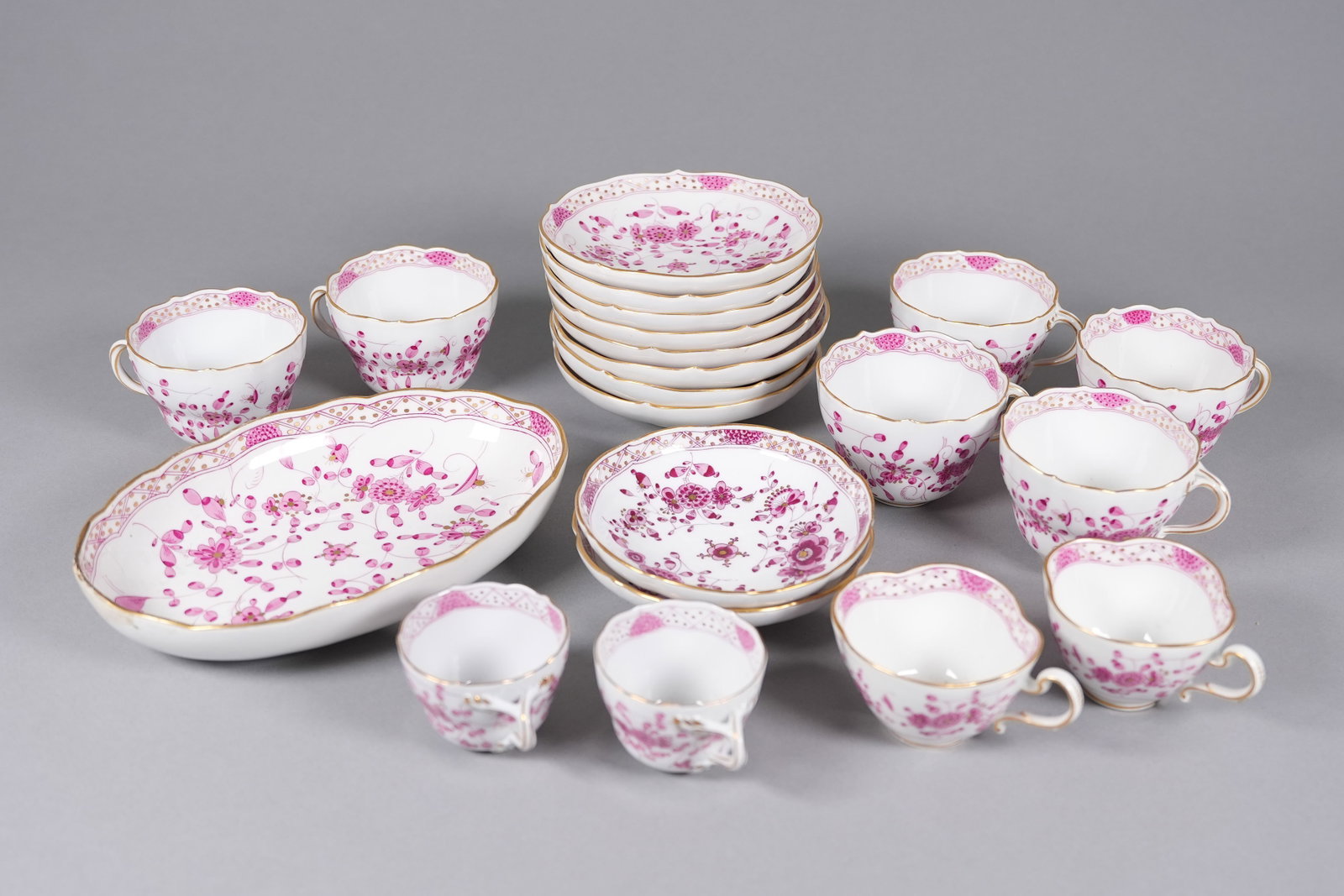Lots vintage Meissen porcelains: Lots vintage Meissen porcelains, largest H: 9" x W: 5.8."