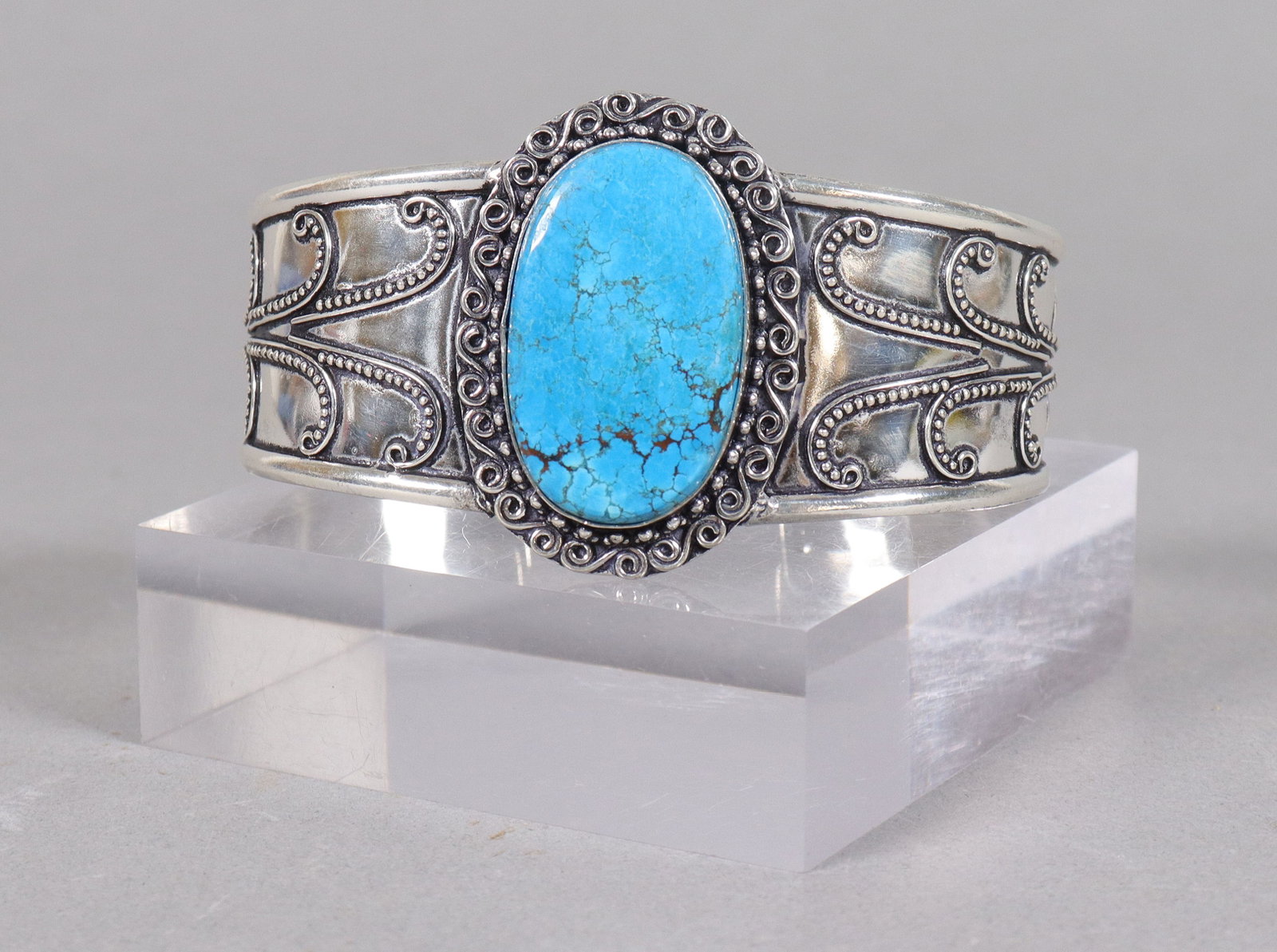Estate fine vintage bracelet: Estate fine vintage bracelet.
