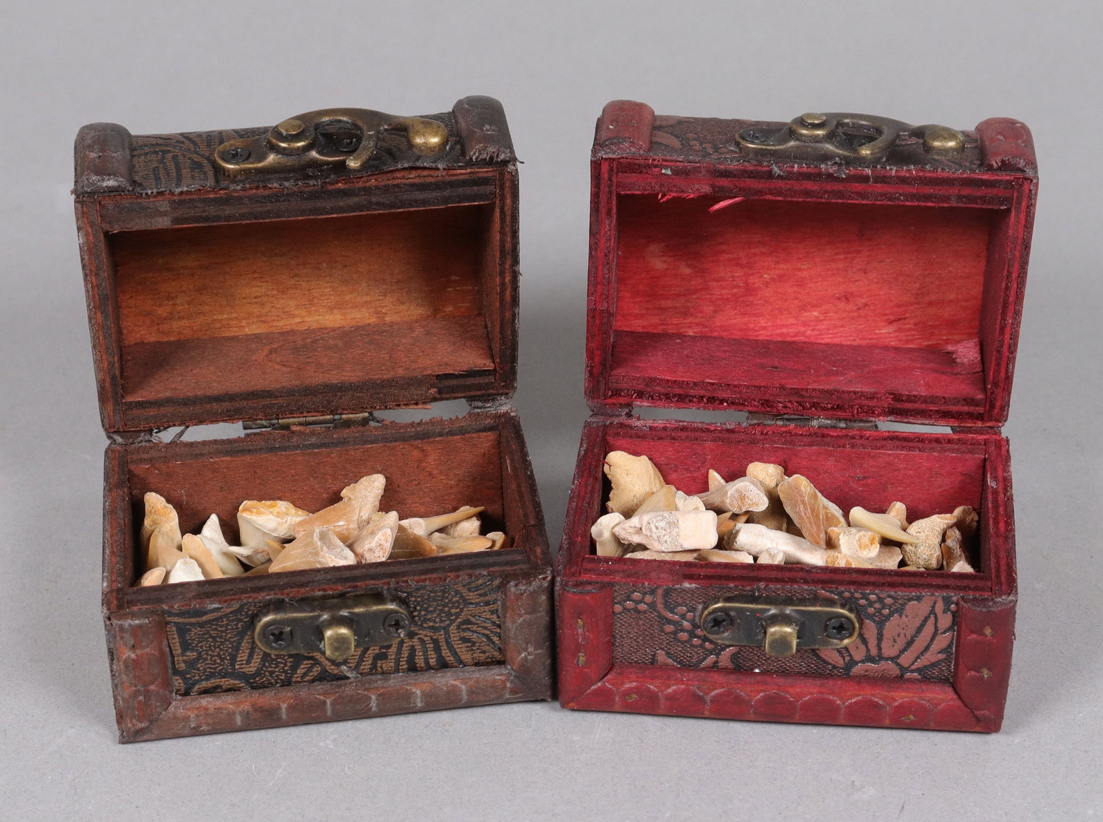 Lots fine carved tooth: Lots fine carved tooth.