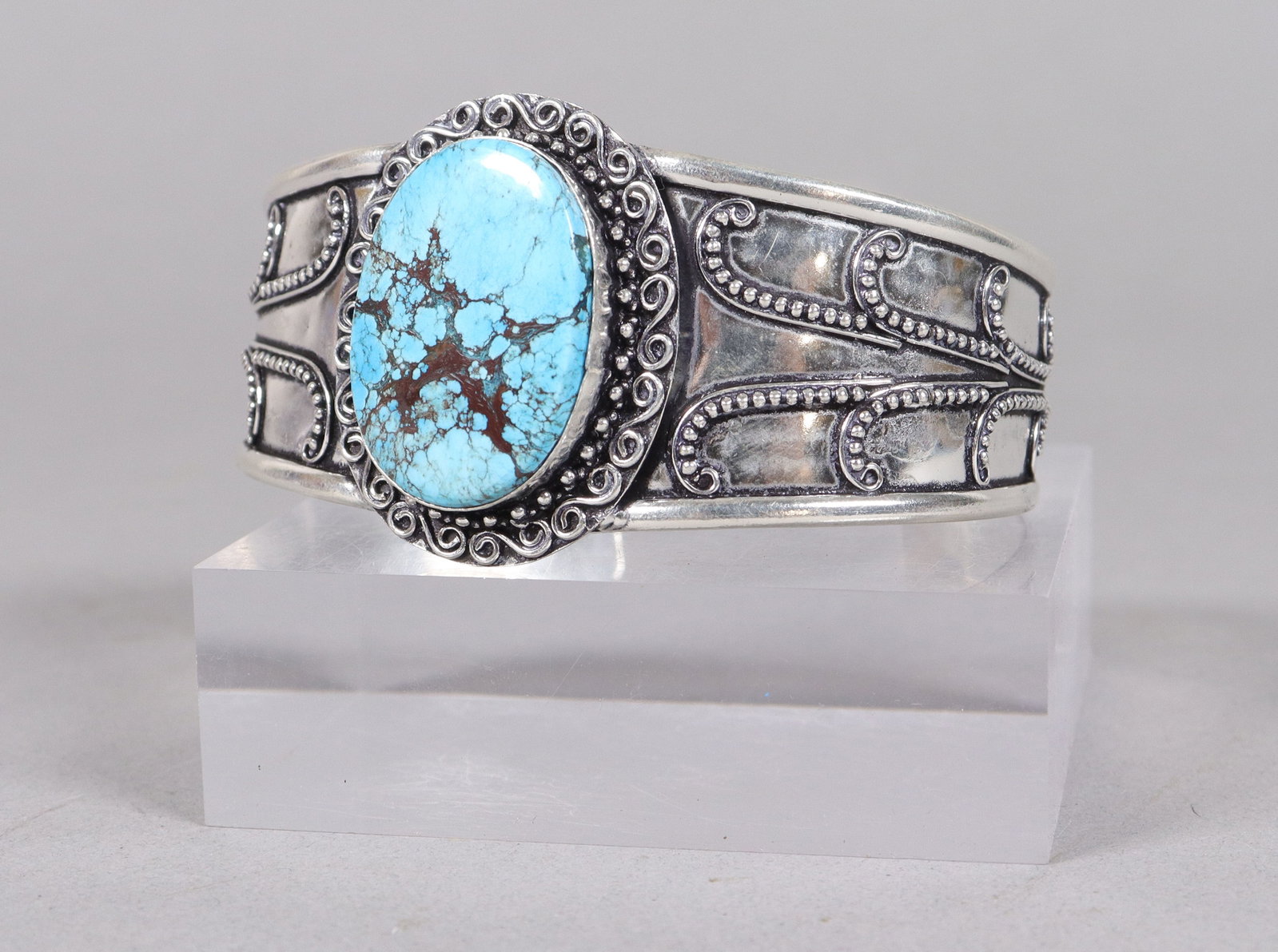 An estate fine bracelet: An estate fine bracelet.