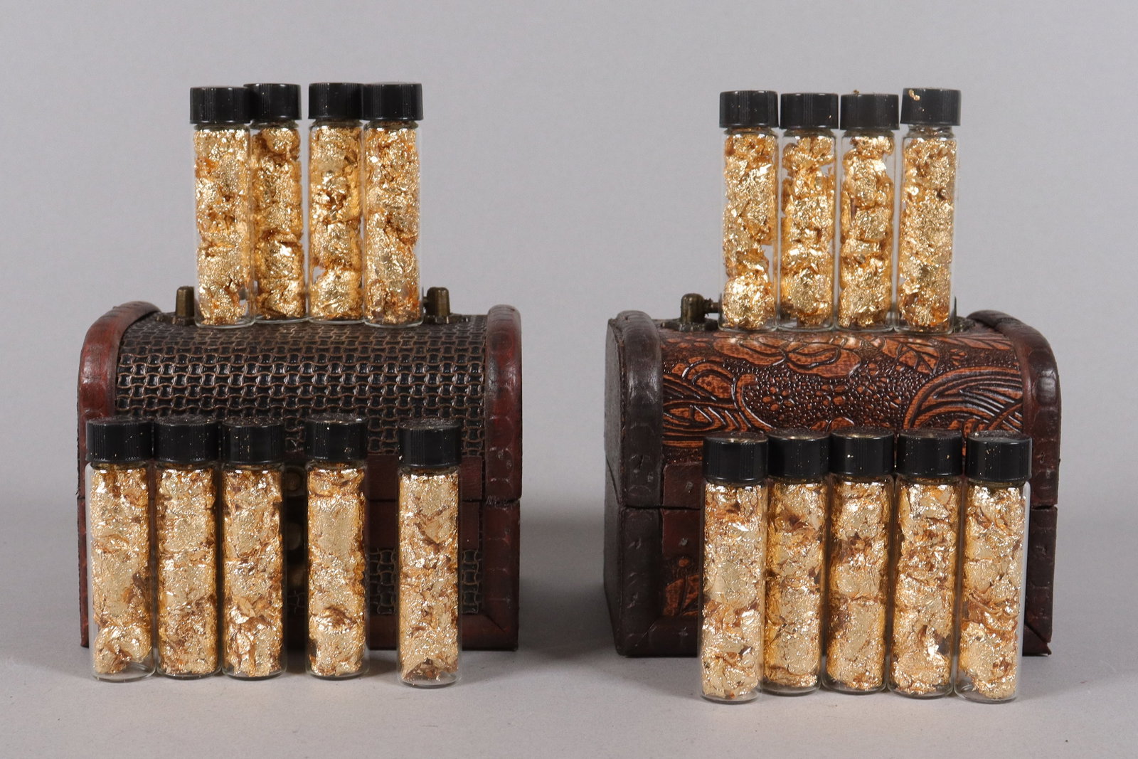 Lots gold flakes ungraded: Lots gold flakes ungraded. Condition selling it as is. No return. We do not guarantee its material, or age.