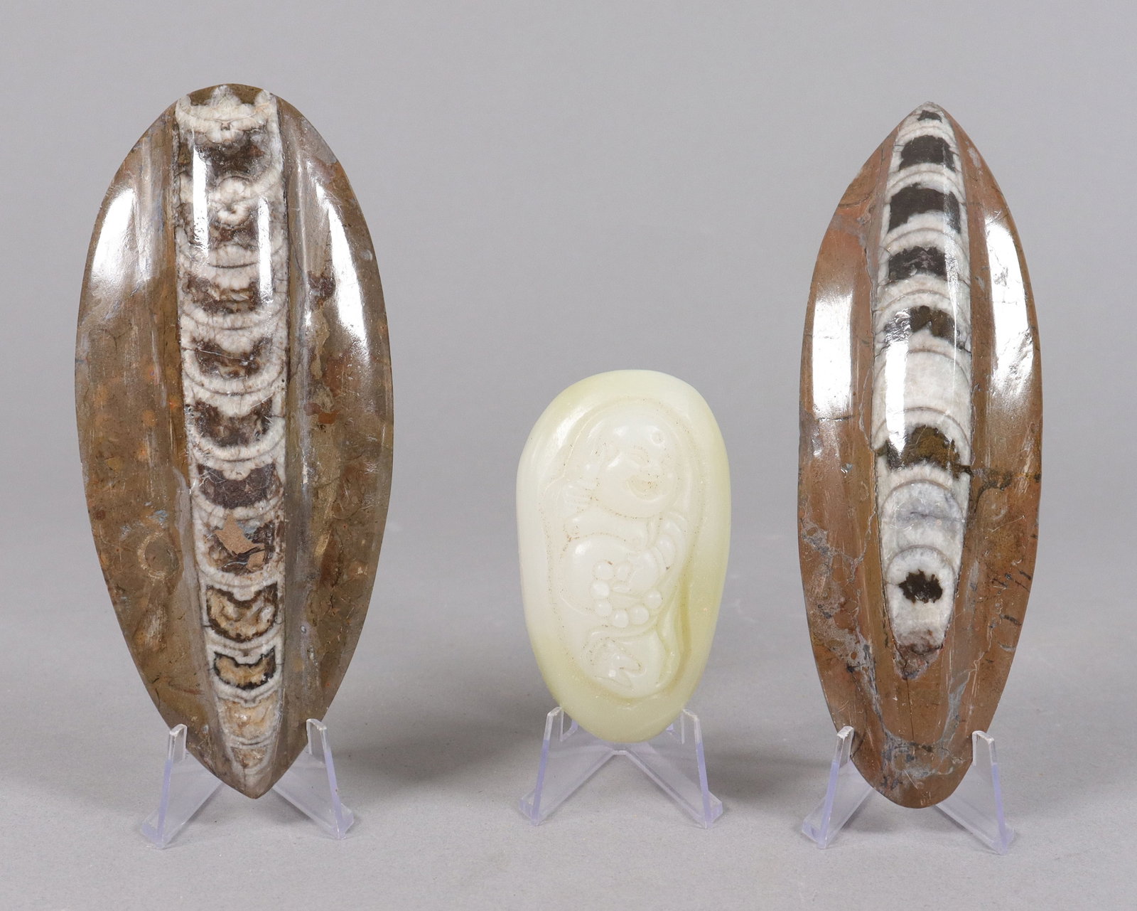Lots estate carved items: Lots estate carved items.