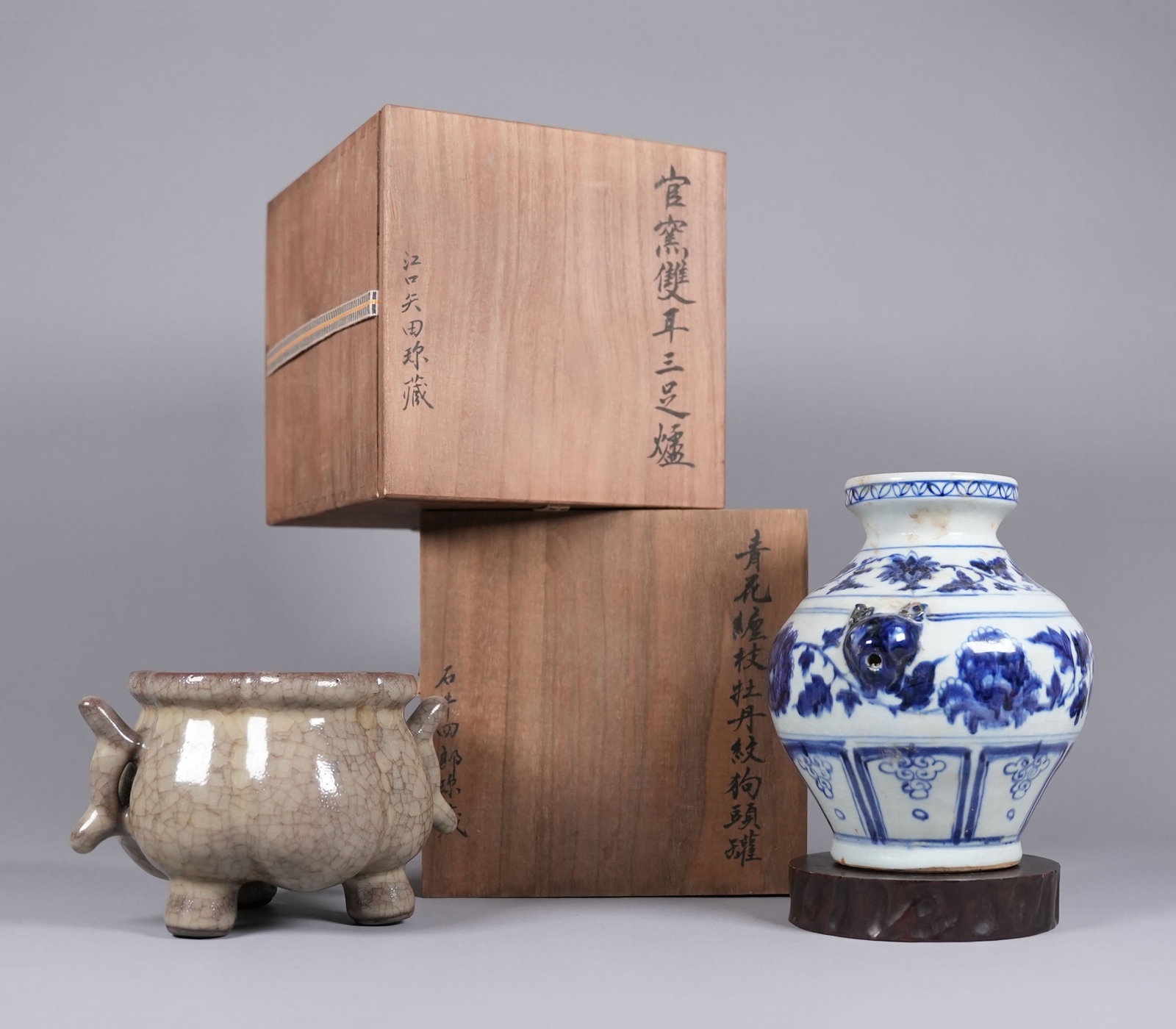 2 Chinese porcelains with wooden box: 2 Chinese porcelains with wooden box. Largest H: 7.4" x W: 6.5."