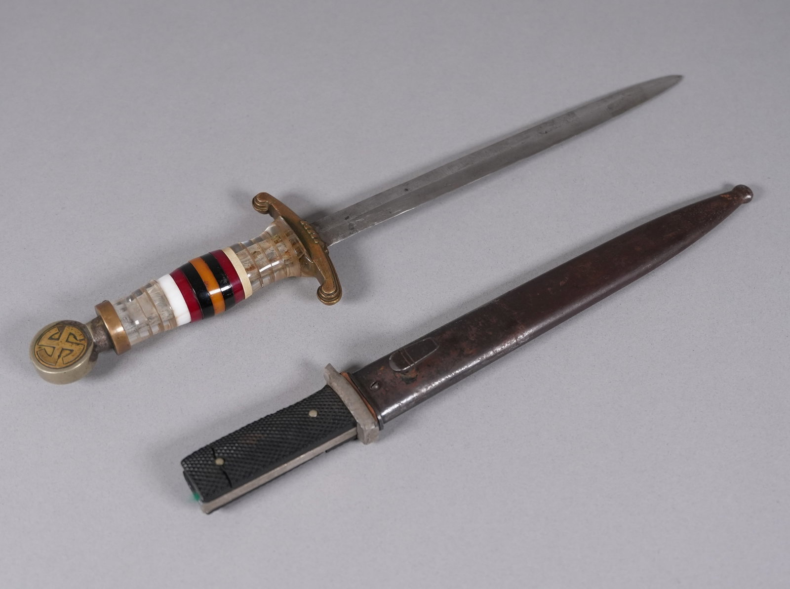 Lots WWII fine daggers: Lots WWII fine daggers.
