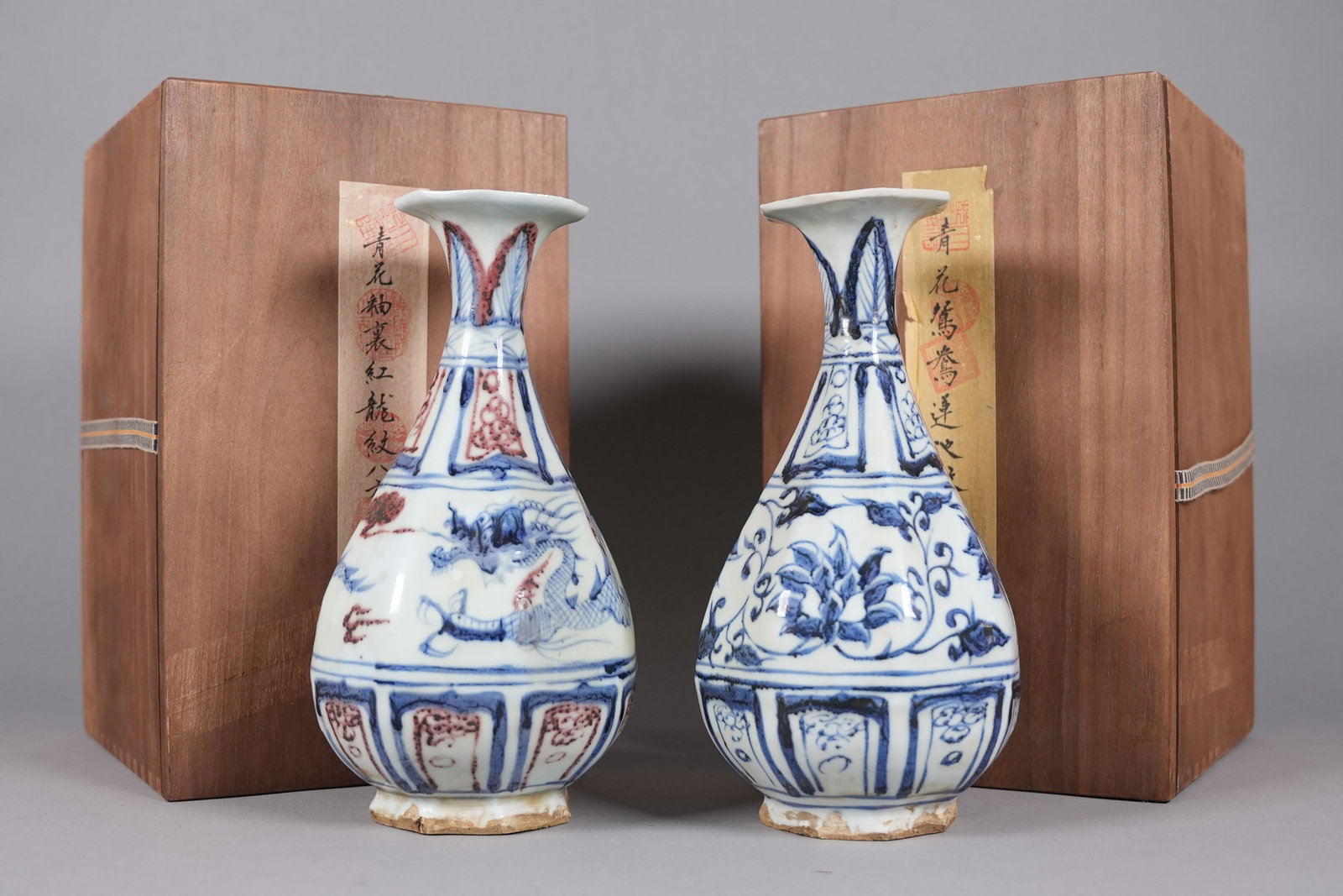 2 Chinese b/w vase with wooden box: 2 Chinese b/w vase with wooden box. Largest H: 10.1" x W: 5.4."
