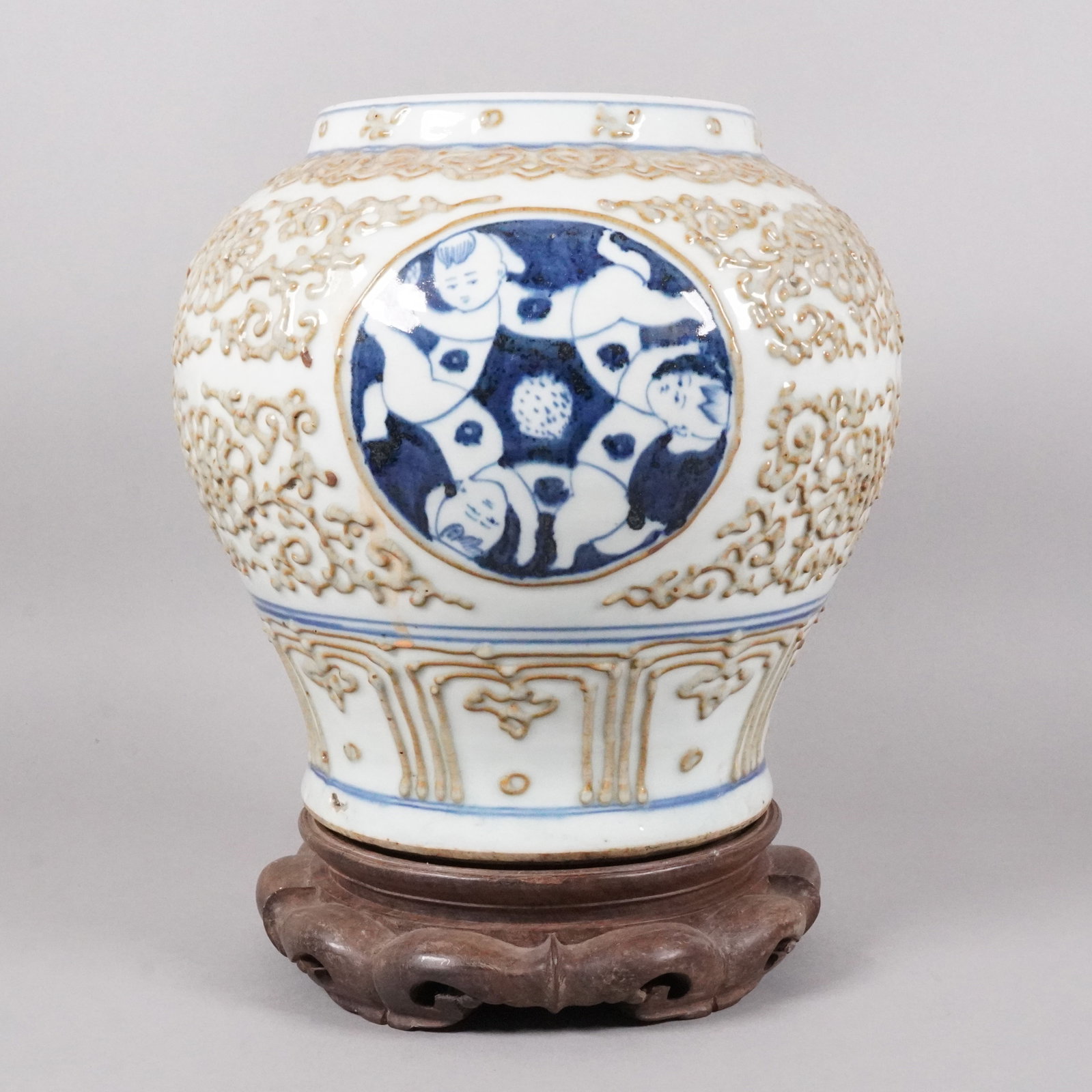 Chinese fine carved b/w jar: Chinese fine carved b/w large jar. H: 10.1" x W: 9."