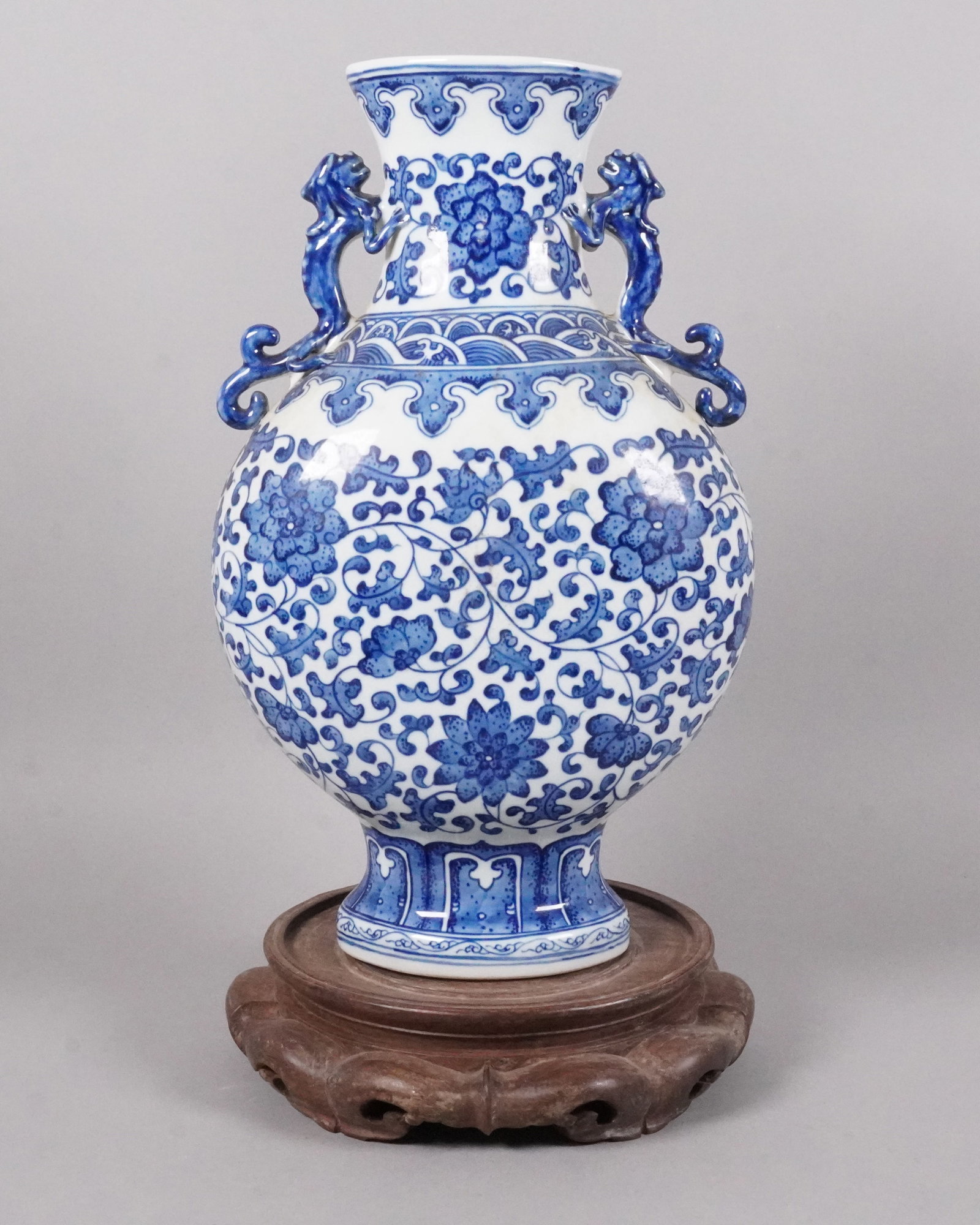 Chinese fine flask vase (1 of 7)