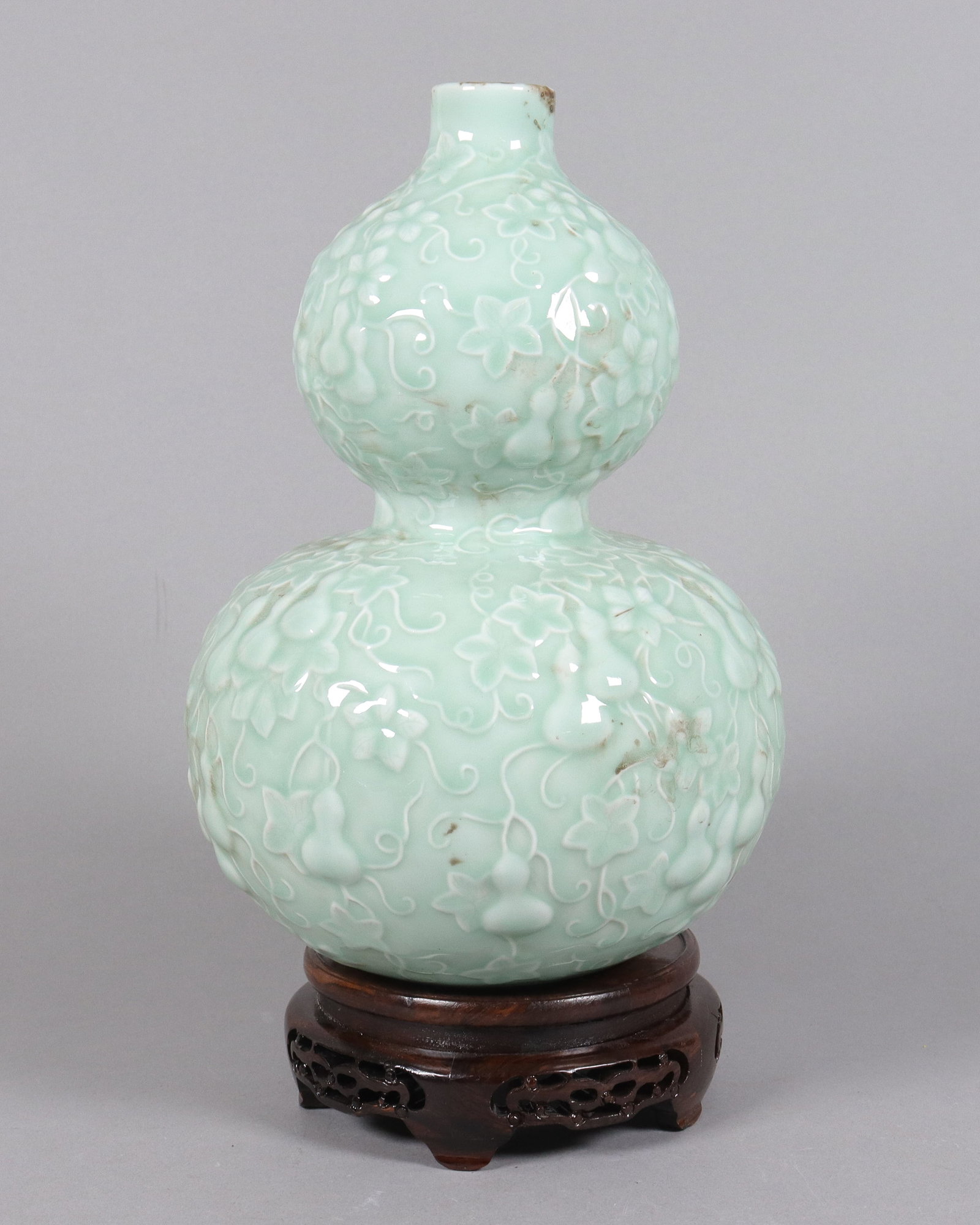 Chinese fine gourd vase: Chinese fine gourd vase. H: 12.1" x W: 7.35."