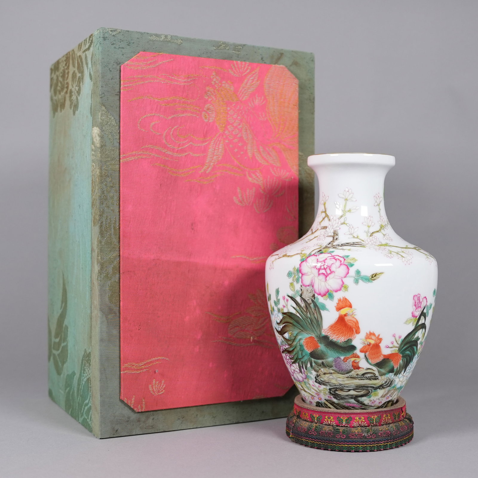 Chinese fine chicken vase with heavy silk box: Chinese fine chicken vase with heavy silk box. H: 9" x W: 6."