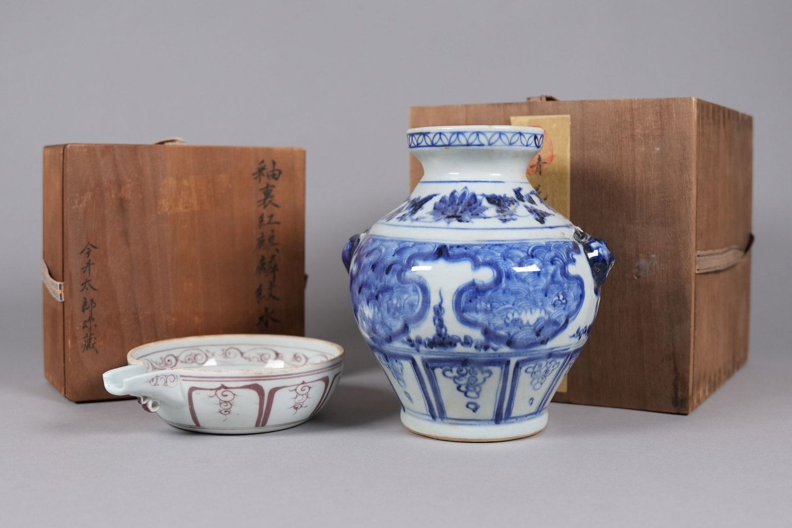 2 Chinese fine vase with wooden box: 2 Chinese fine vase with wooden box. Largest H: 7.5" x W: 6."