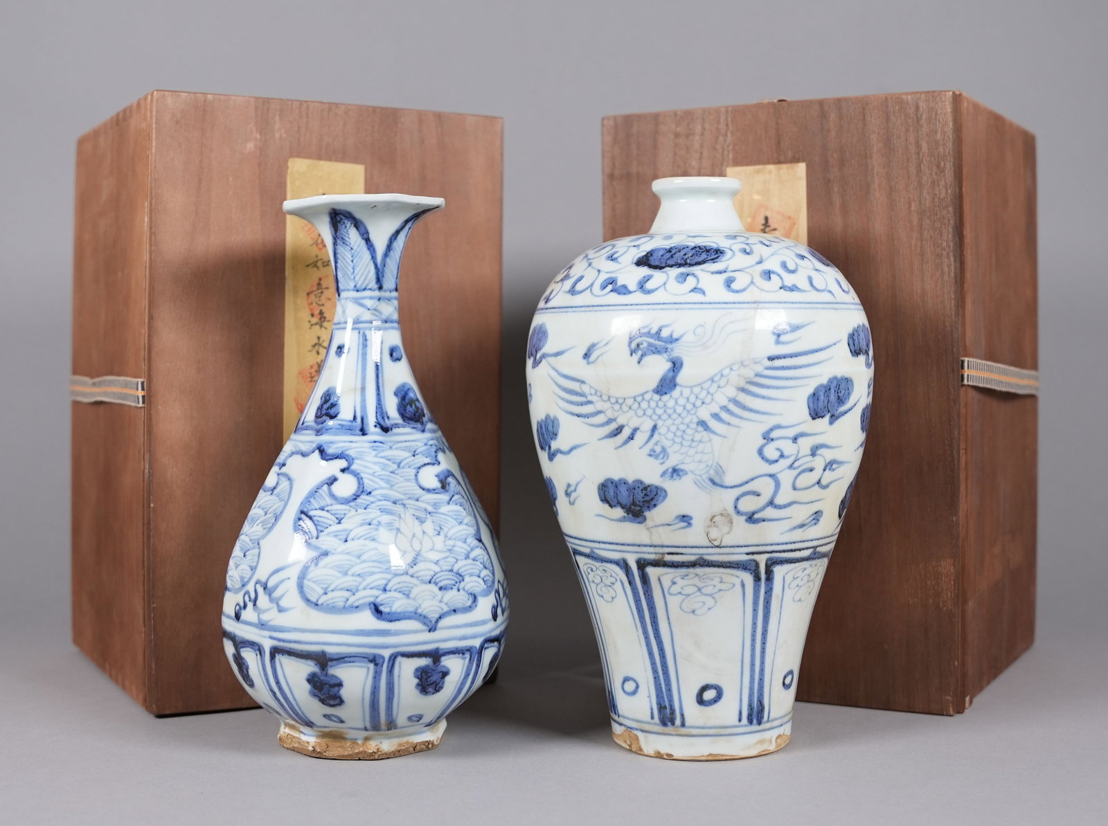 2 Chinese fine b/w vase with wooden box: 2 Chinese fine b/w vase with wooden box. Largest H: 10.6" x W: 6.3."