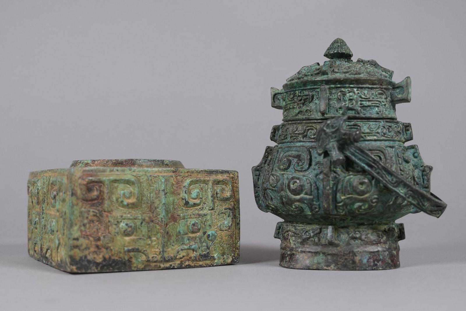 Lots Chinese fine bronze vessels (1 of 7)