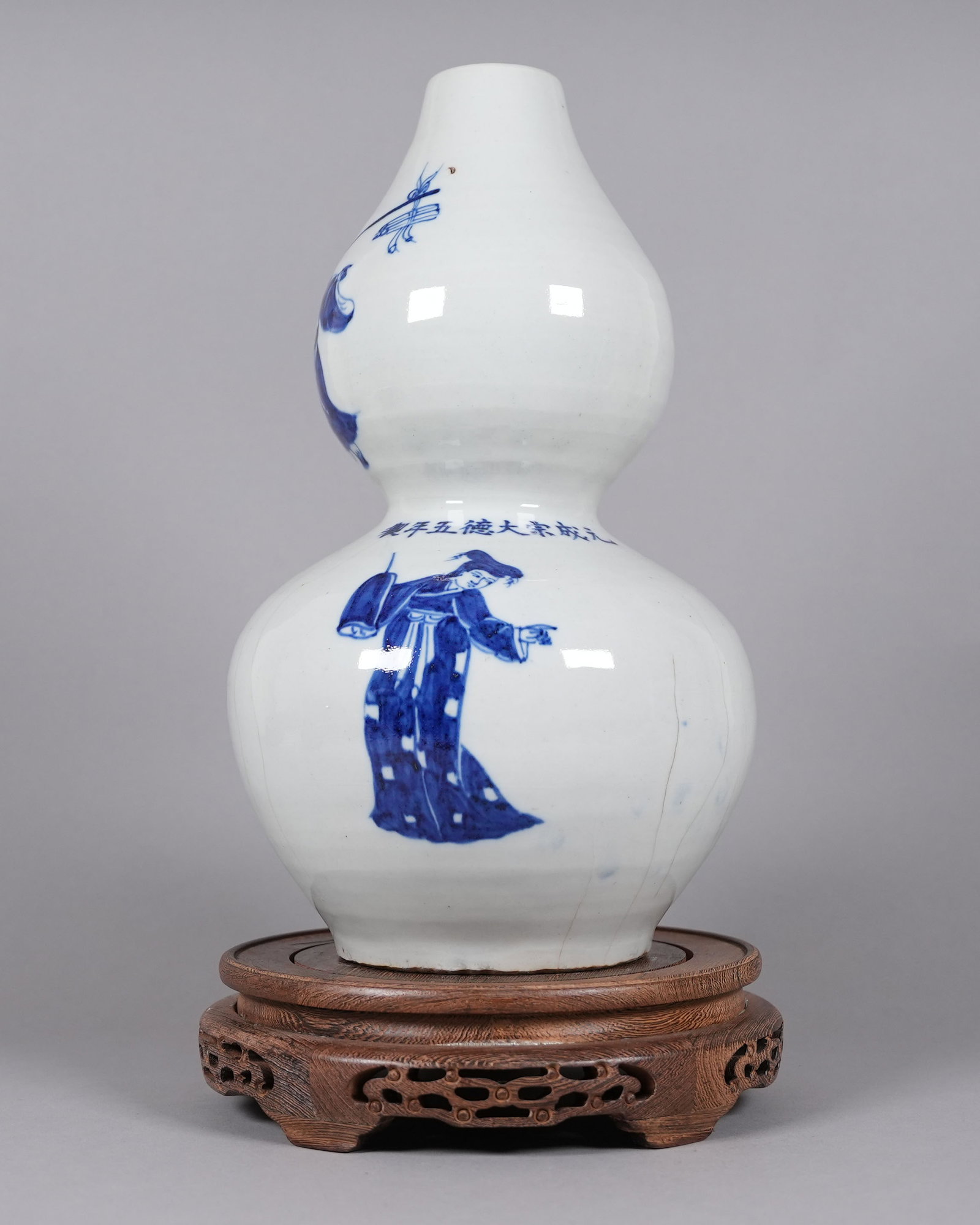 Chinese fine gourd vase: Chinese fine gourd vase. H: 14.1" x W: 8.6."