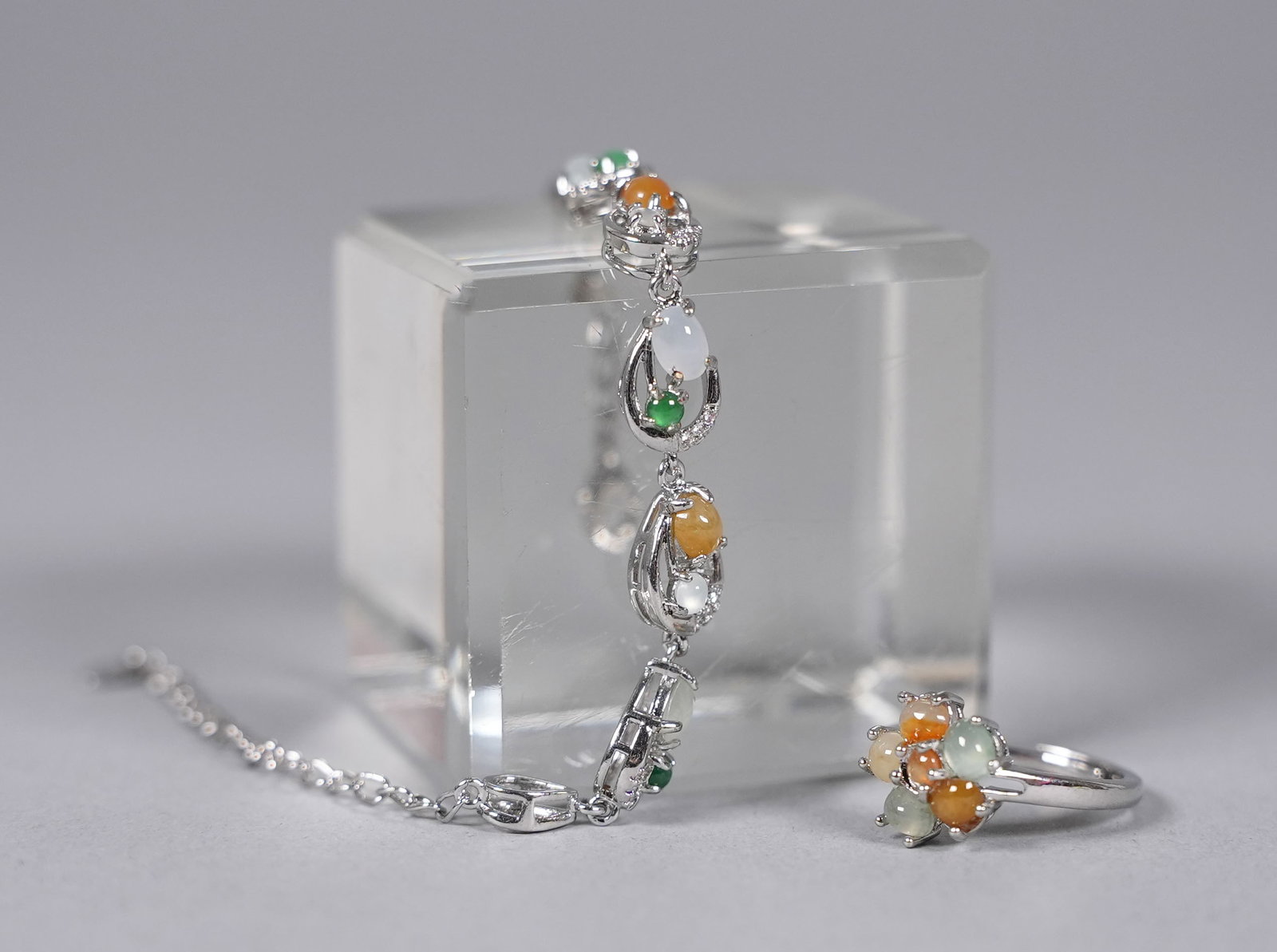 Lots natural jadeite with sterling jewelry.: Lots natural jadeite with sterling jewelry.